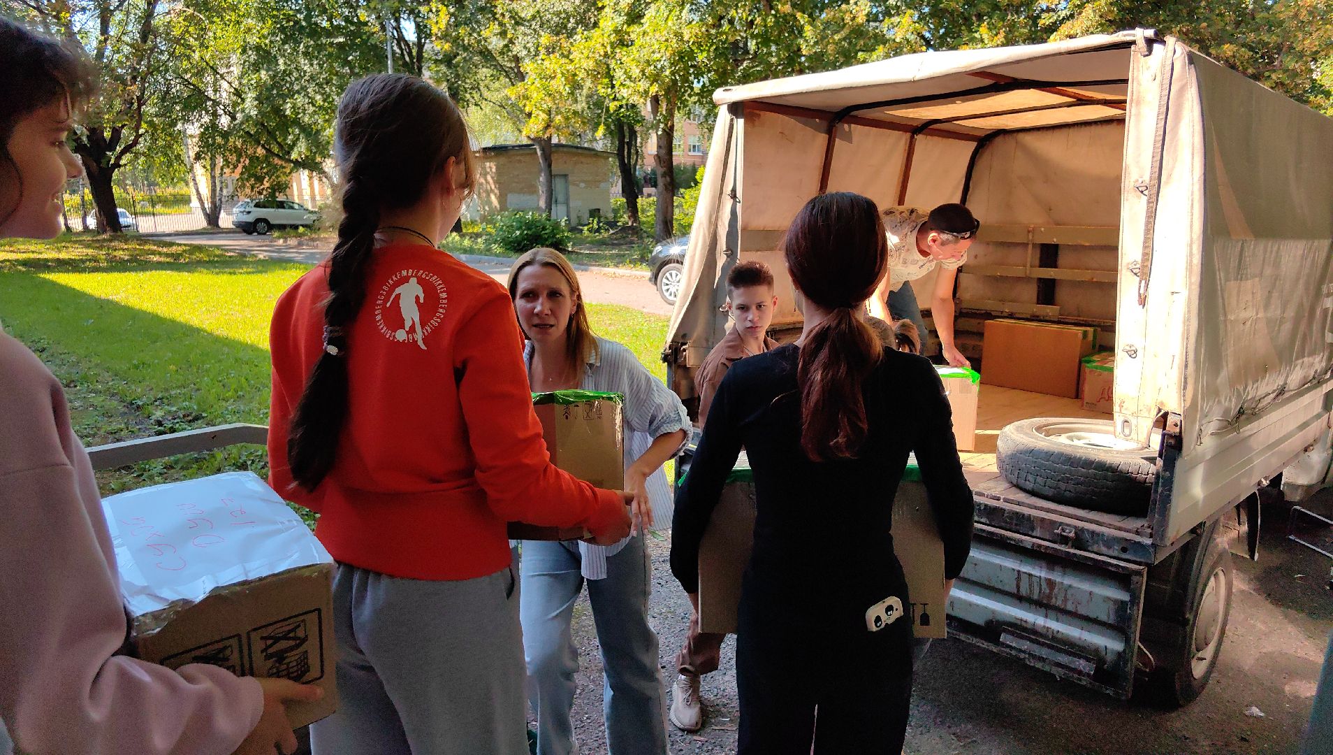 гуманитарный груз, благотворительность, вода, акция, волонтеры,