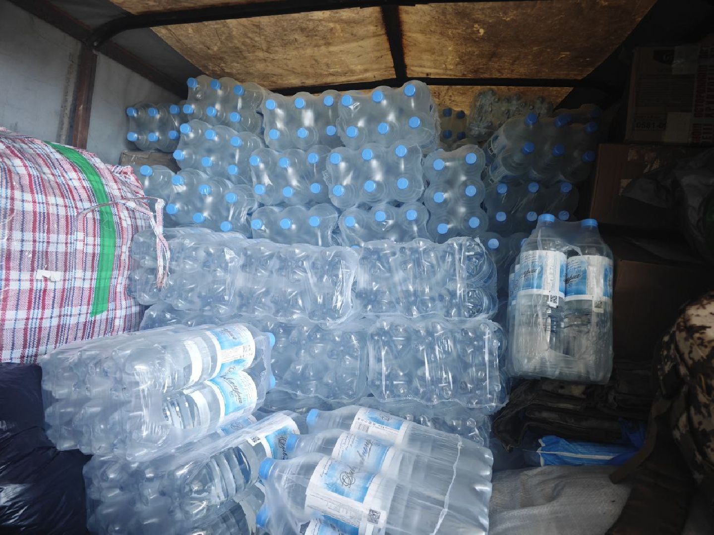 гуманитарный груз, благотворительность, вода, акция, волонтеры,