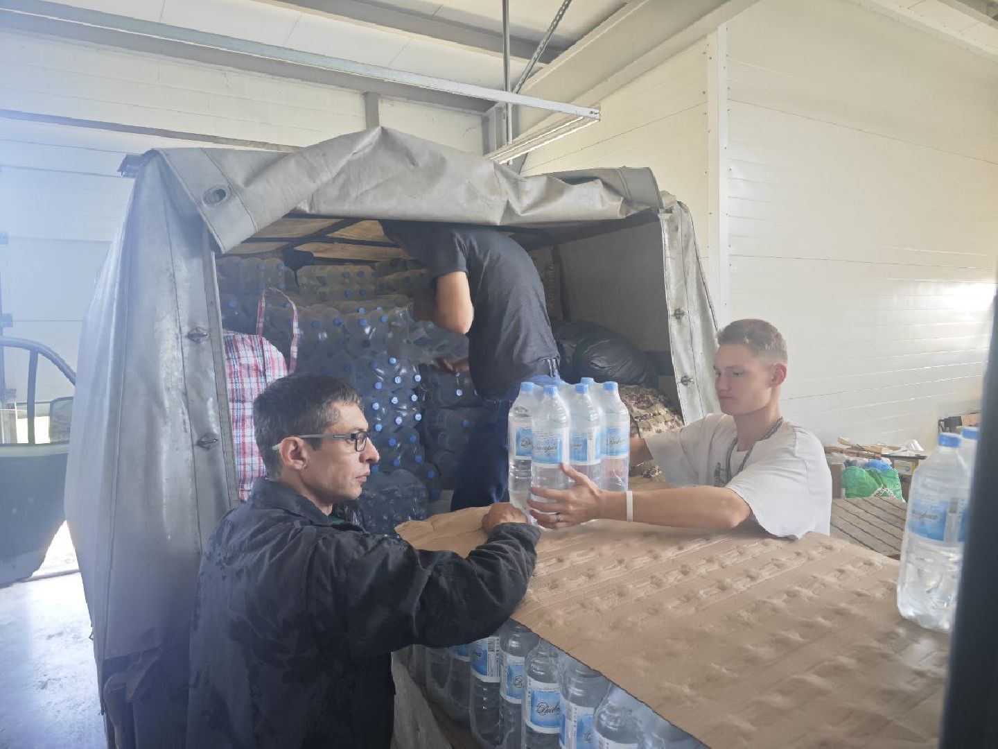 гуманитарный груз, благотворительность, вода, акция, волонтеры,