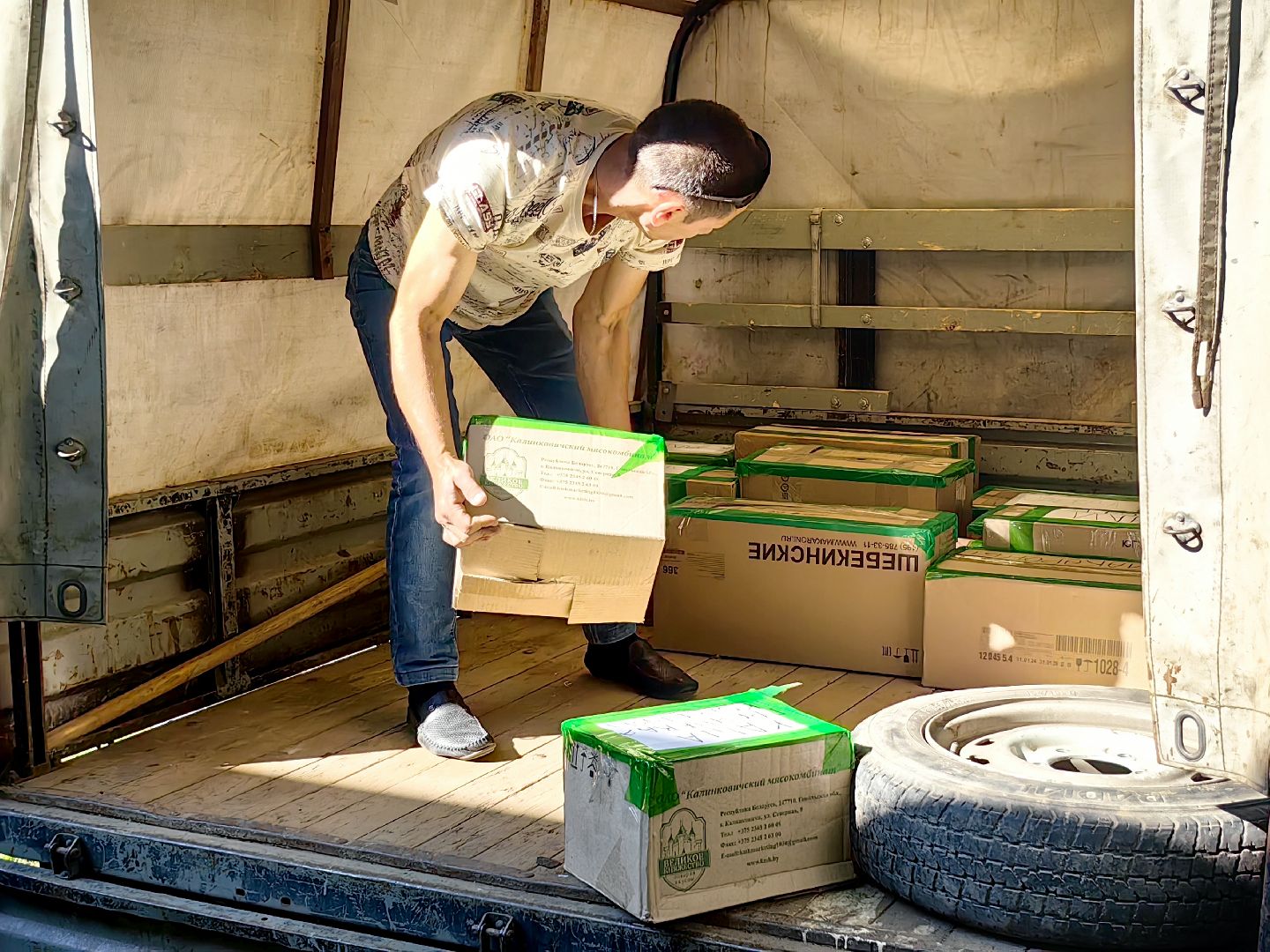 гуманитарный груз, благотворительность, вода, акция, волонтеры,
