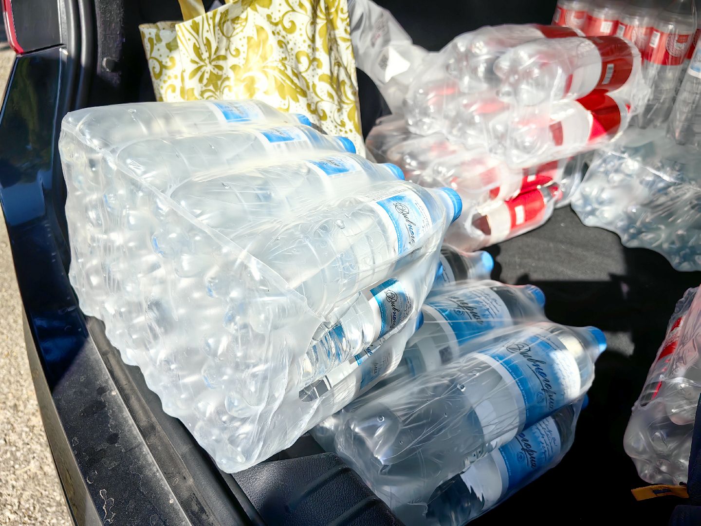 гуманитарный груз, благотворительность, вода, акция, волонтеры,