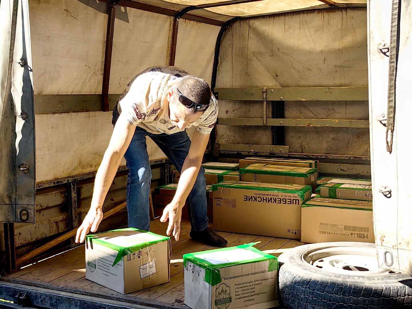 гуманитарный груз, благотворительность, вода, акция, волонтеры,