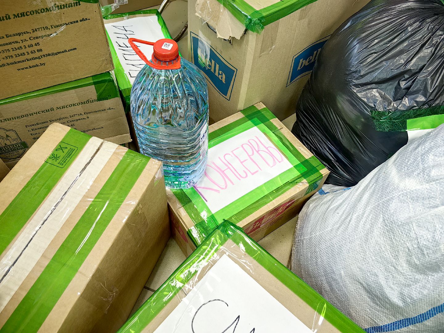 гуманитарный груз, благотворительность, вода, акция, волонтеры,