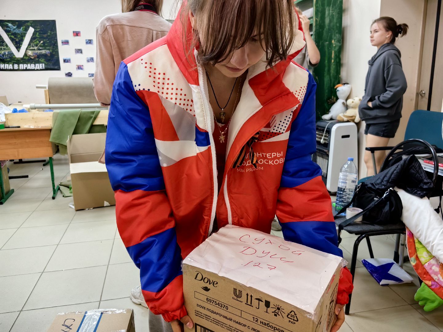 гуманитарный груз, благотворительность, вода, акция, волонтеры,