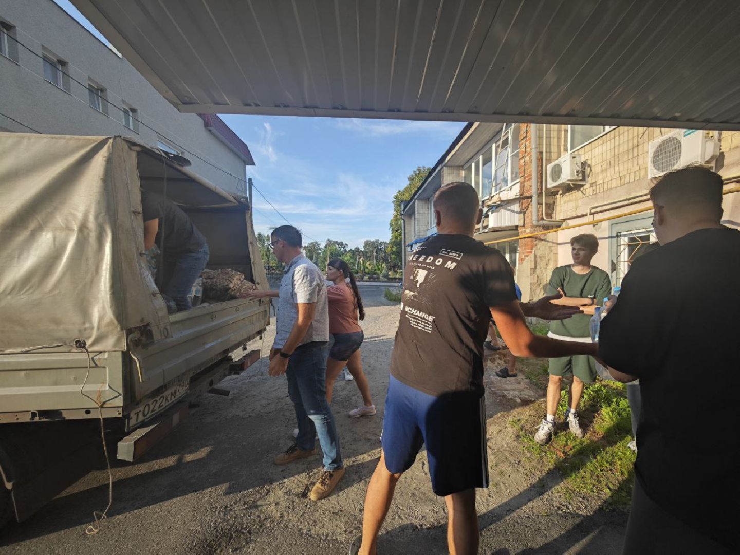 гуманитарный груз, благотворительность, вода, акция, волонтеры,