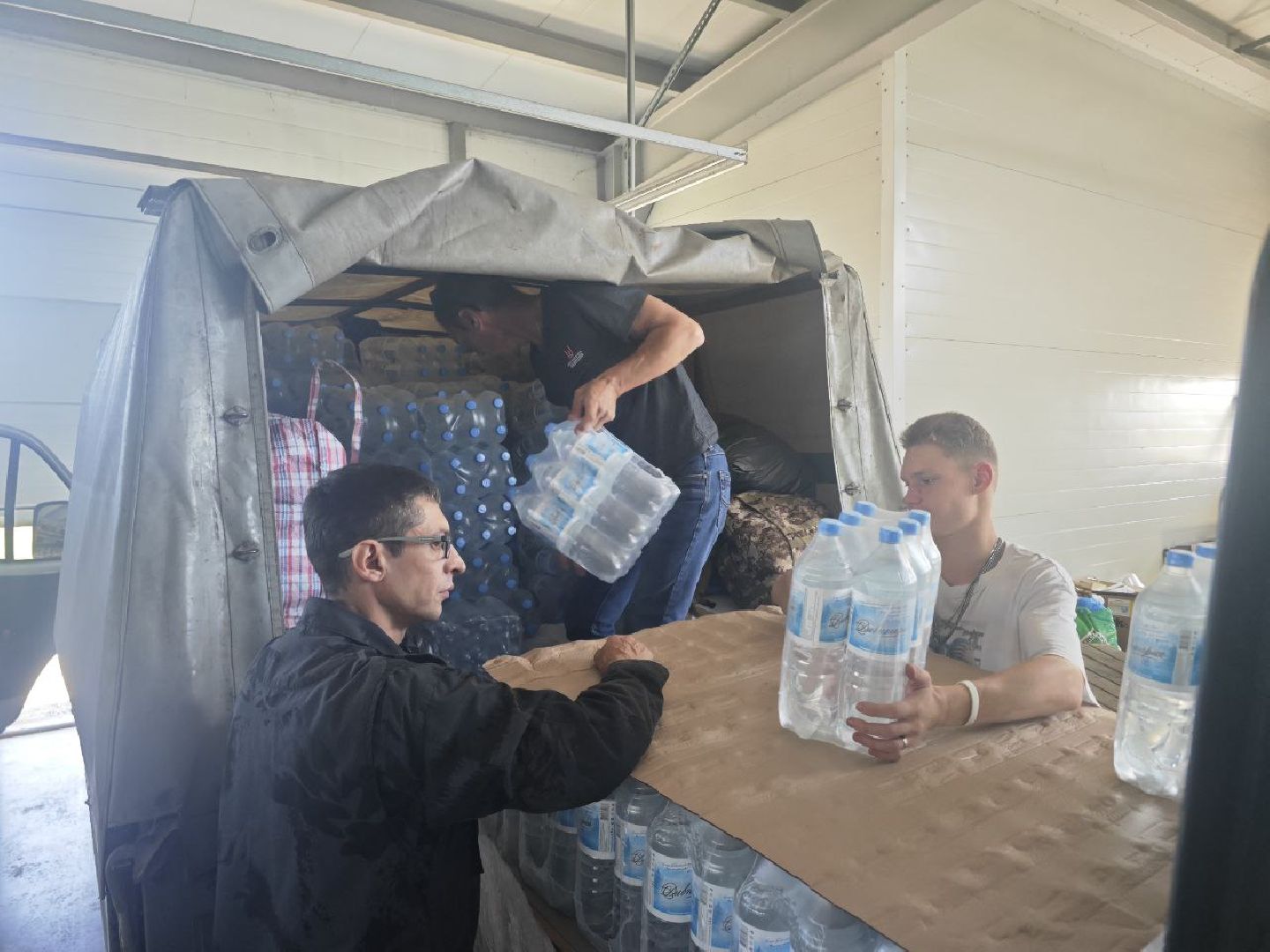 гуманитарный груз, благотворительность, вода, акция, волонтеры,