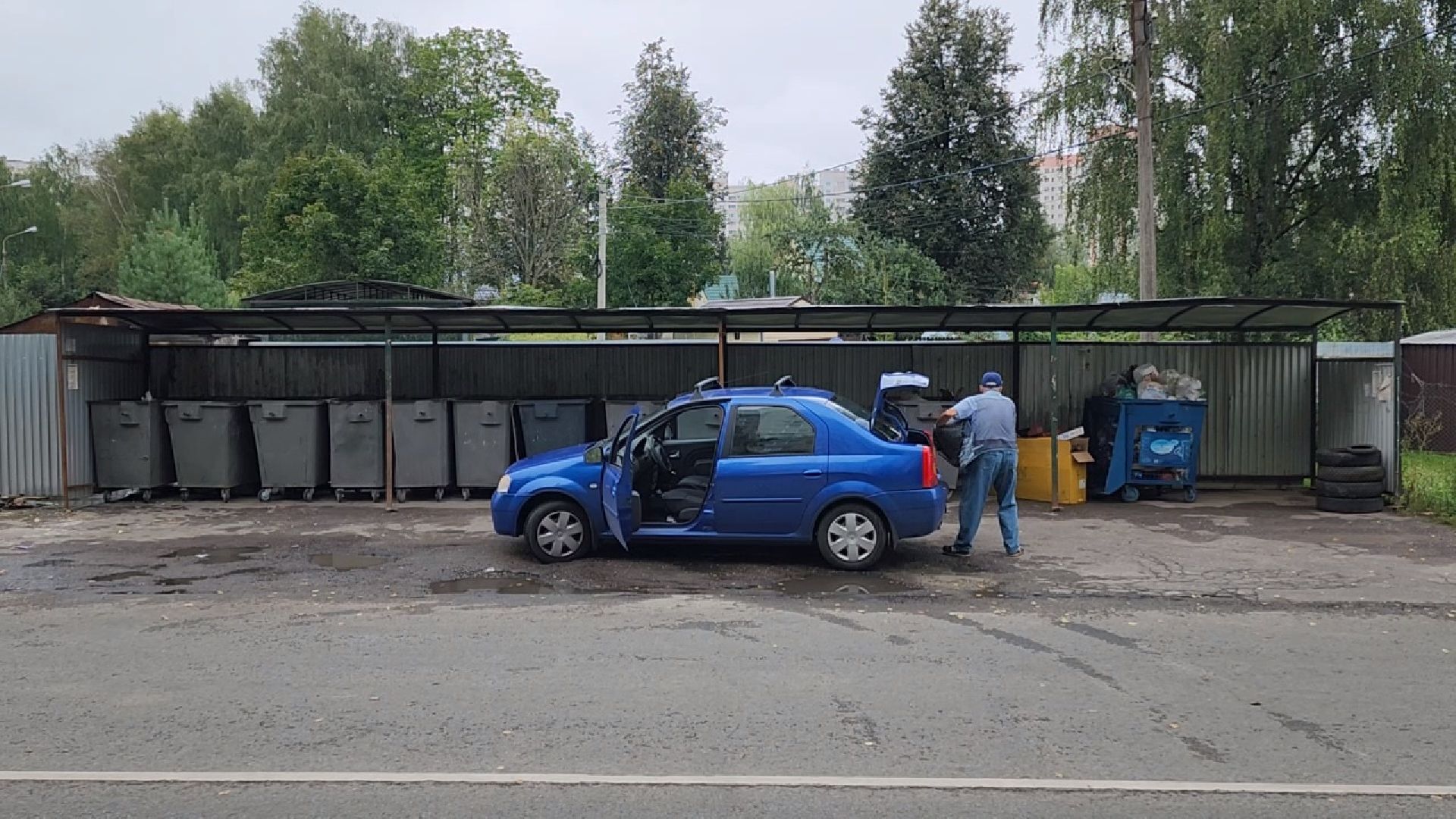 Чехов, улица Полиграфистов, контейнерная площадка, навалы мусора, портал Добродел, обращение жителей, региональный оператор, губернатор московской области,