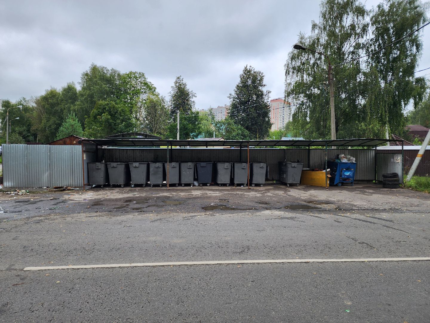 Чехов, улица Полиграфистов, контейнерная площадка, навалы мусора, портал Добродел, обращение жителей, региональный оператор, губернатор московской области,