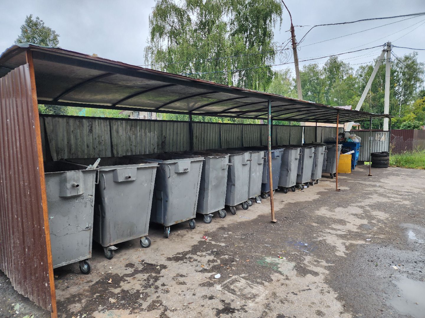 Чехов, улица Полиграфистов, контейнерная площадка, навалы мусора, портал Добродел, обращение жителей, региональный оператор, губернатор московской области,