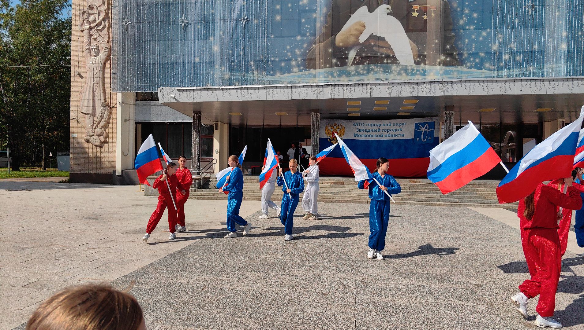 день флага россии, ленточки Триколор, велопробег, конкурсе рисунков, космонавты, мкс, флешмоб,