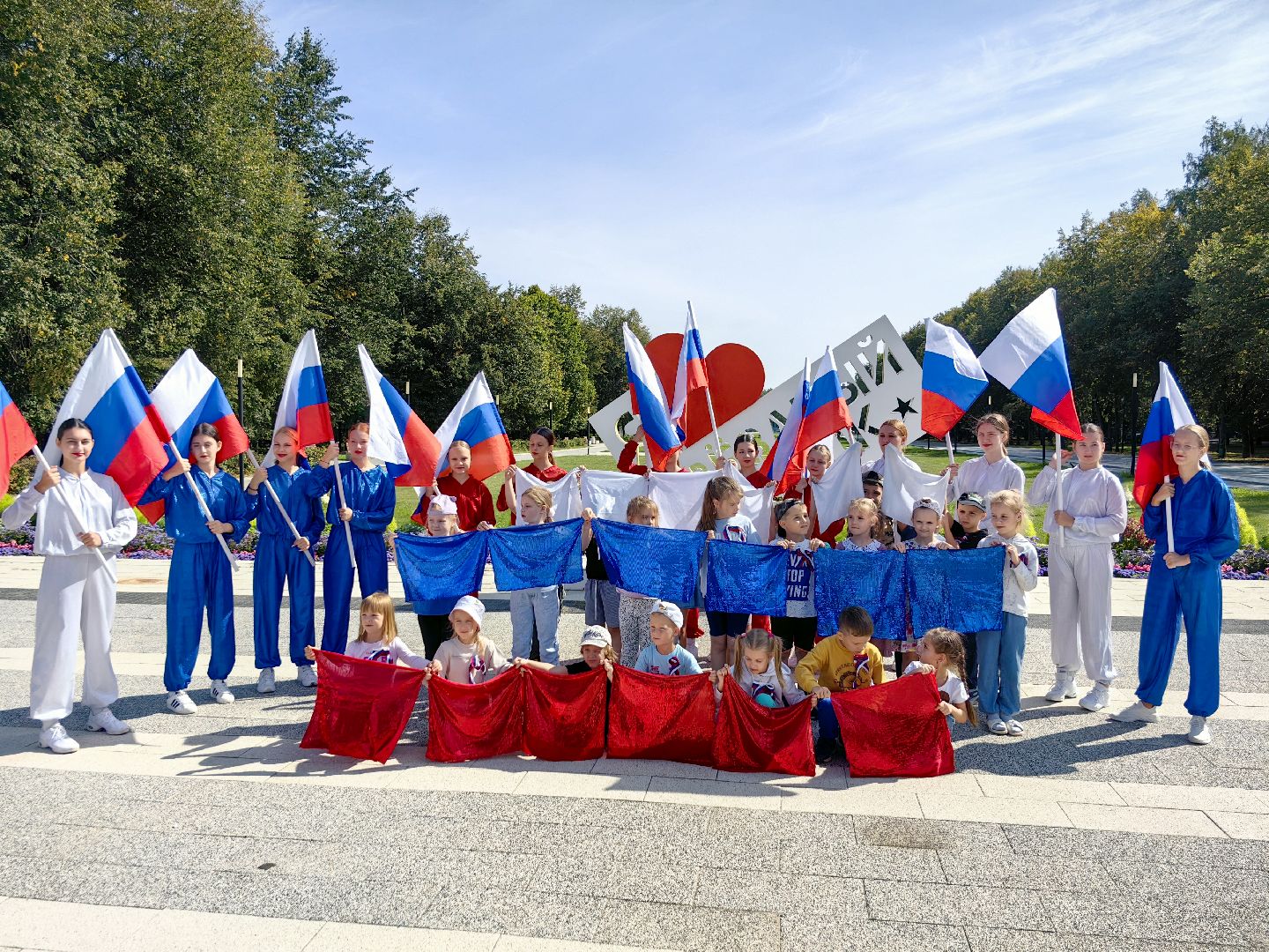 день флага россии, ленточки Триколор, велопробег, конкурсе рисунков, космонавты, мкс, флешмоб,