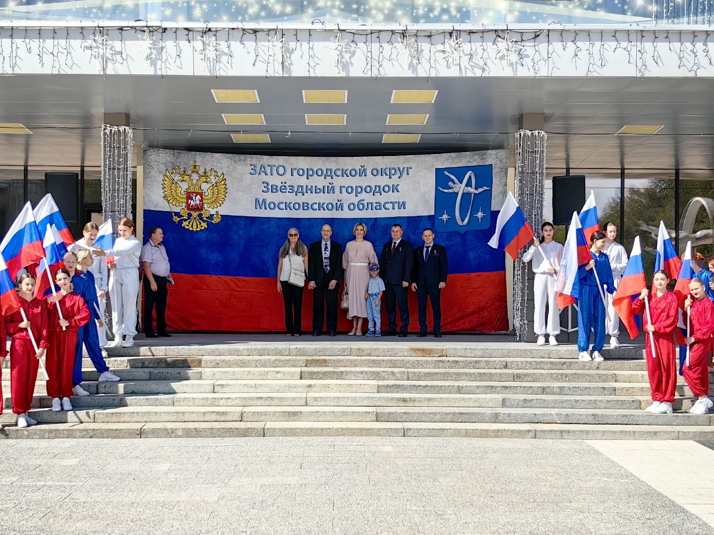 день флага россии, ленточки Триколор, велопробег, конкурсе рисунков, космонавты, мкс, флешмоб,