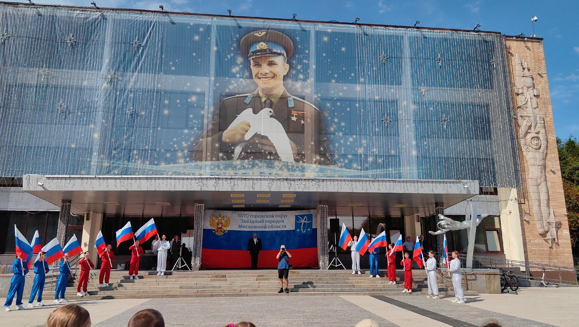 день флага россии, ленточки Триколор, велопробег, конкурсе рисунков, космонавты, мкс, флешмоб,