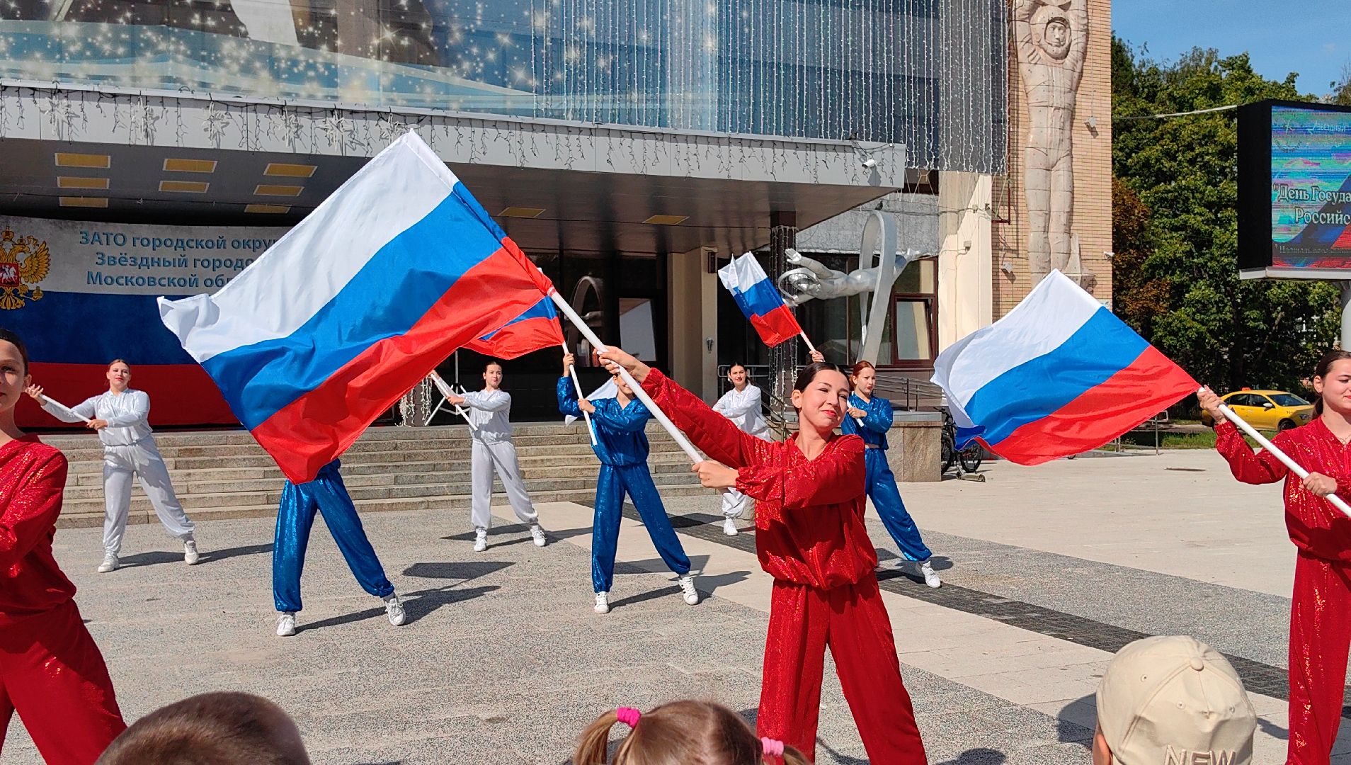 день флага россии, ленточки Триколор, велопробег, конкурсе рисунков, космонавты, мкс, флешмоб,