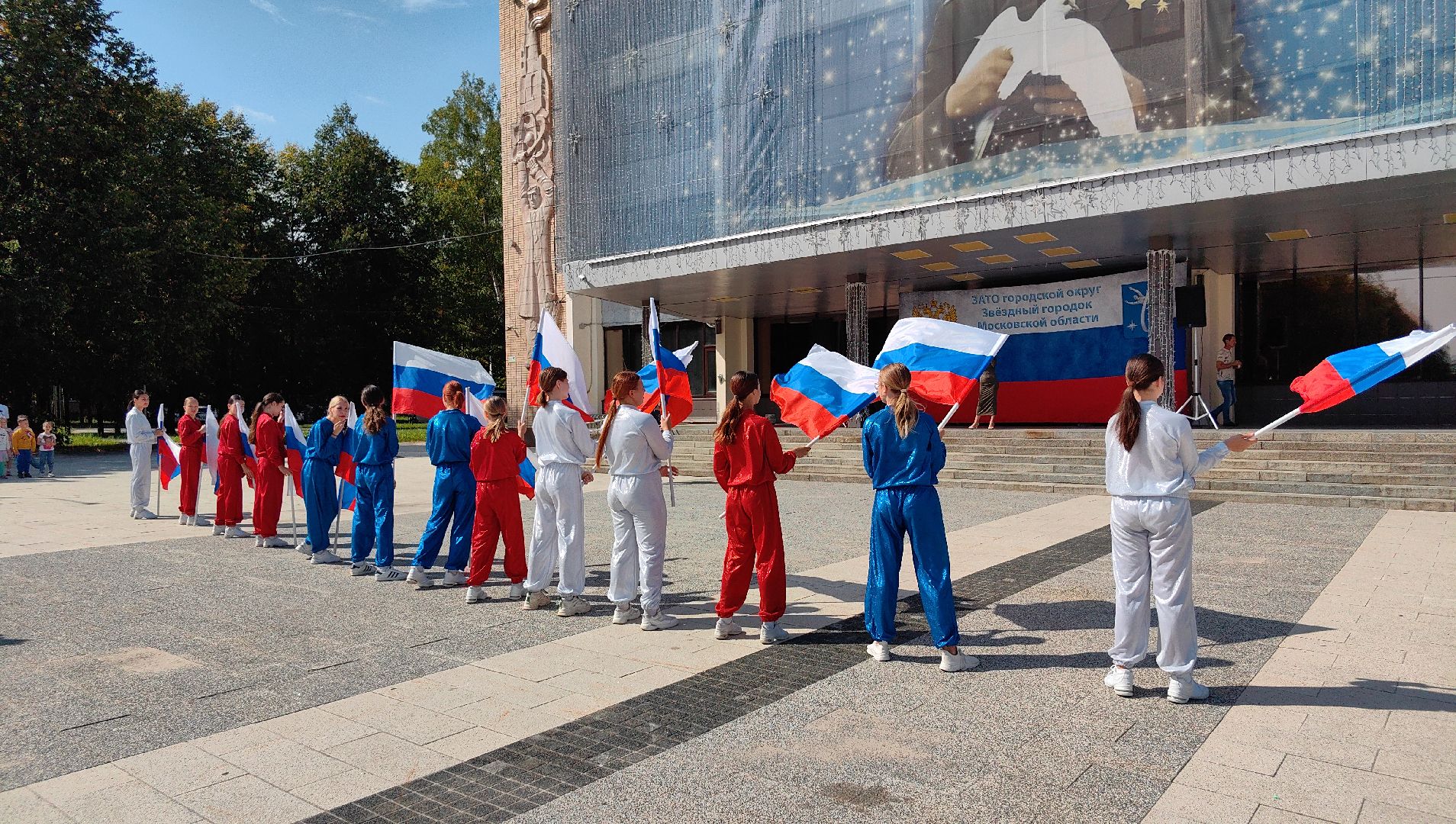 день флага россии, ленточки Триколор, велопробег, конкурсе рисунков, космонавты, мкс, флешмоб,