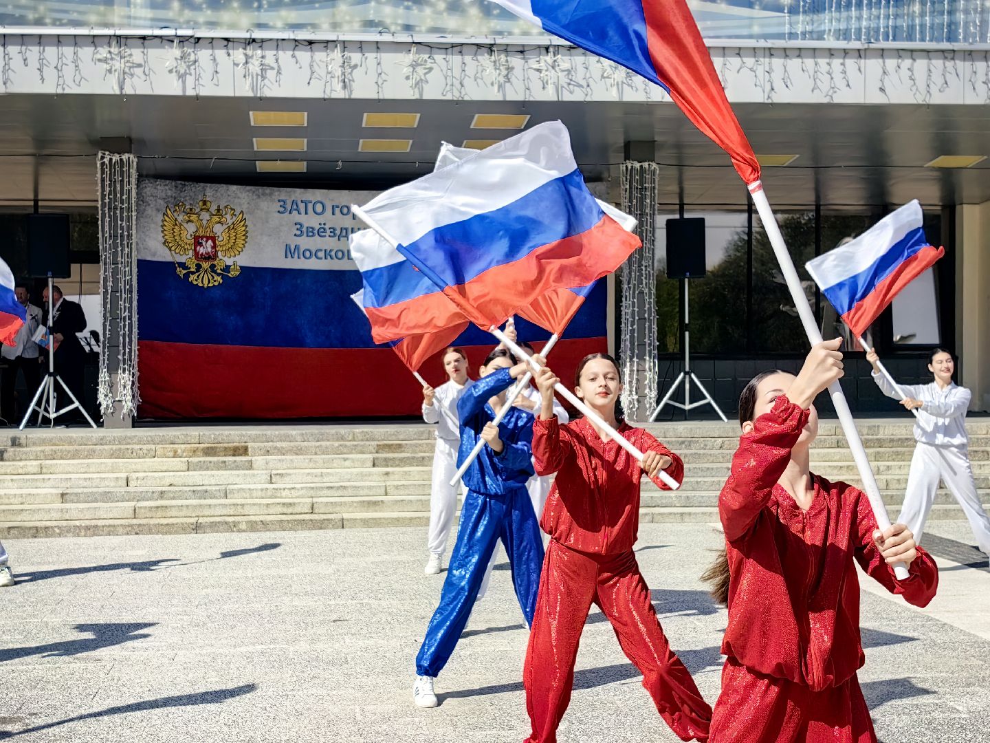 день флага россии, ленточки Триколор, велопробег, конкурсе рисунков, космонавты, мкс, флешмоб,