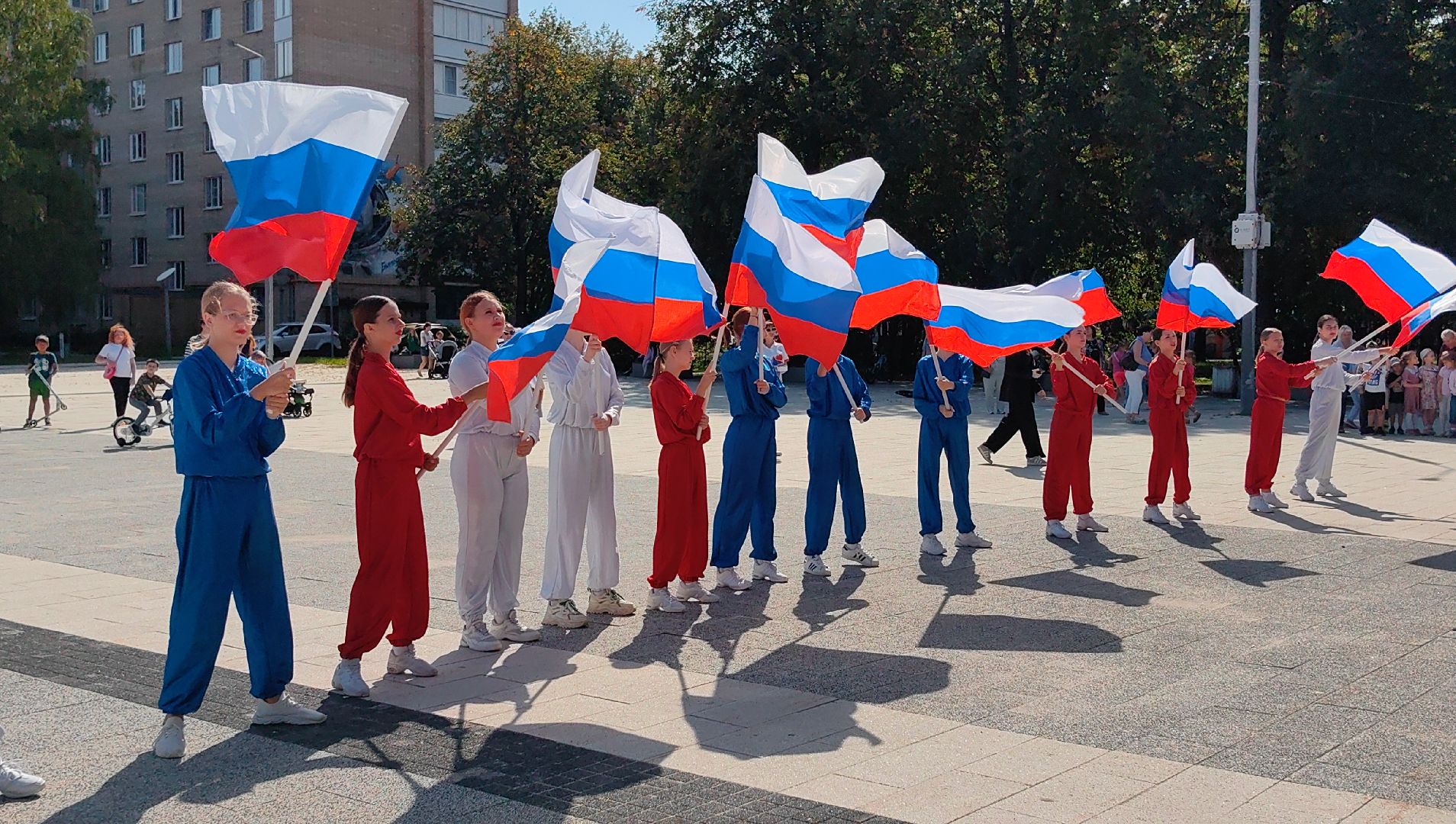 день флага россии, ленточки Триколор, велопробег, конкурсе рисунков, космонавты, мкс, флешмоб,