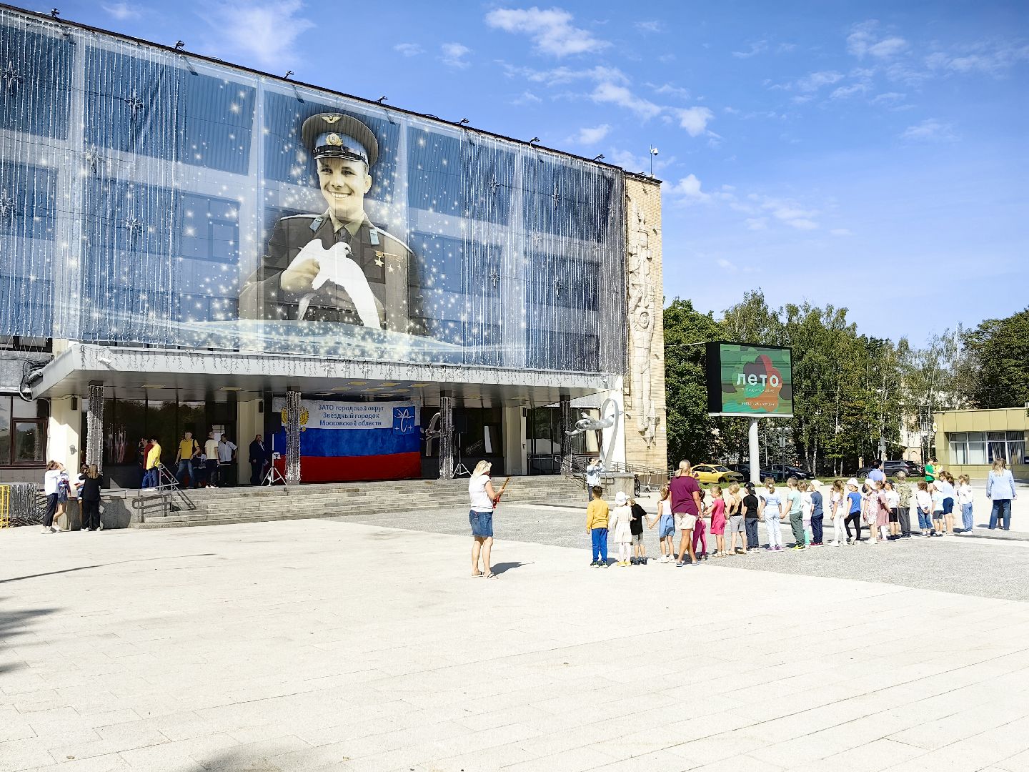 день флага россии, ленточки Триколор, велопробег, конкурсе рисунков, космонавты, мкс, флешмоб,