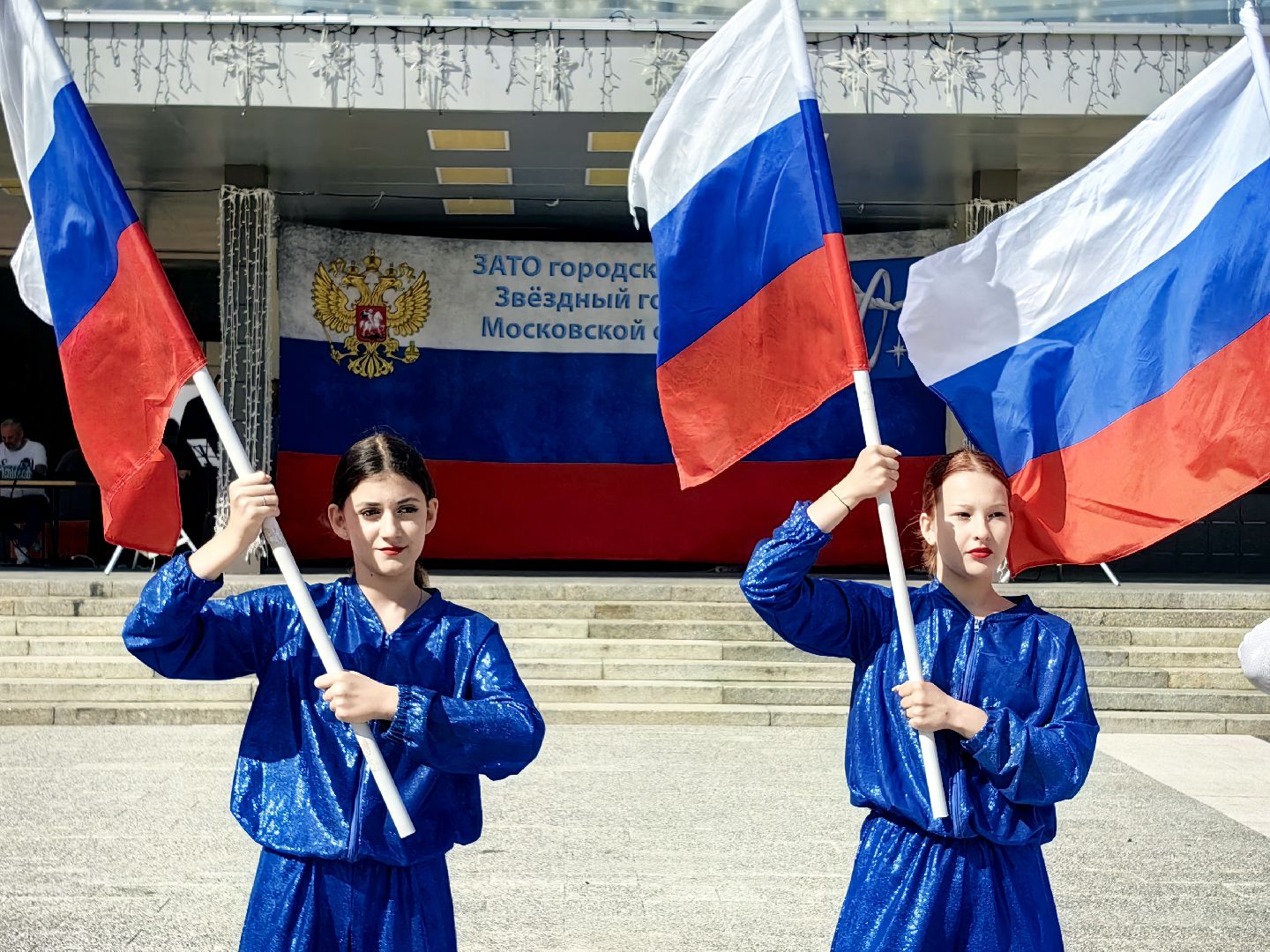 день флага россии, ленточки Триколор, велопробег, конкурсе рисунков, космонавты, мкс, флешмоб,