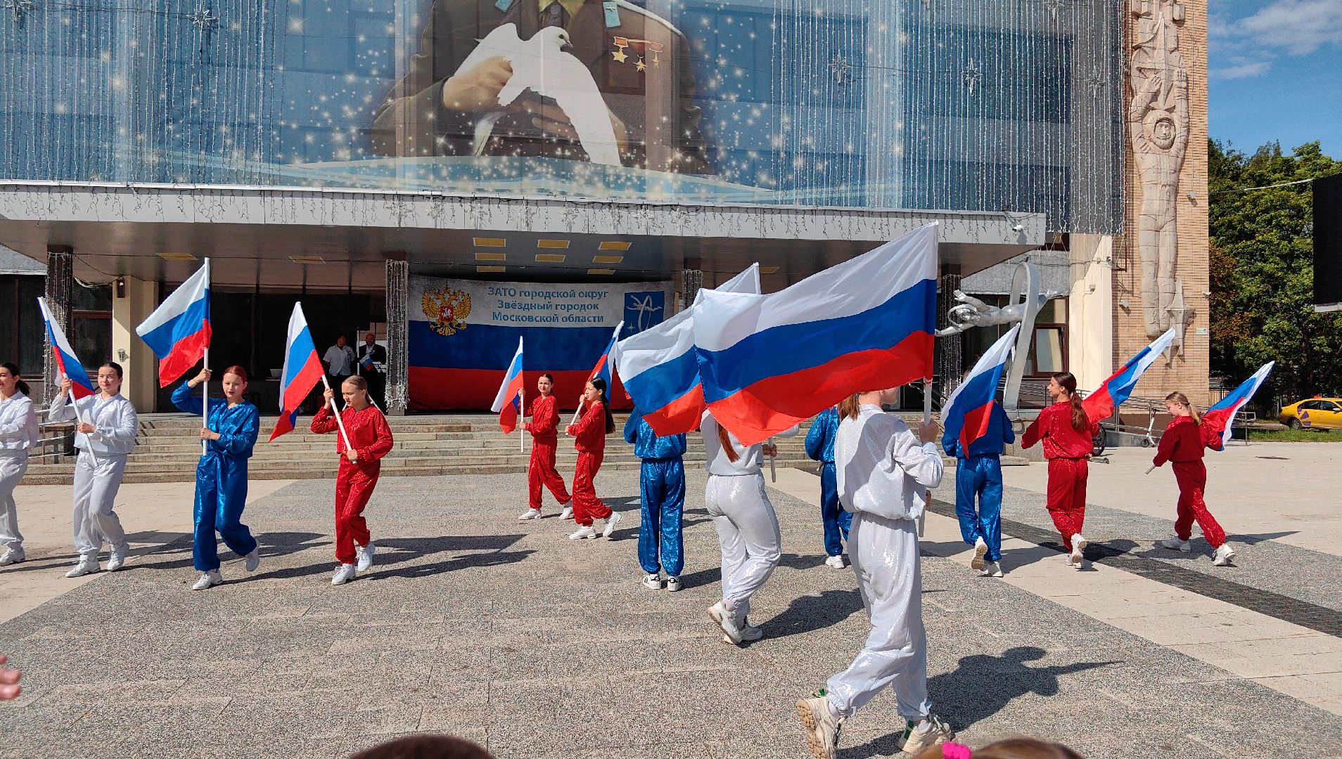 день флага россии, ленточки Триколор, велопробег, конкурсе рисунков, космонавты, мкс, флешмоб,