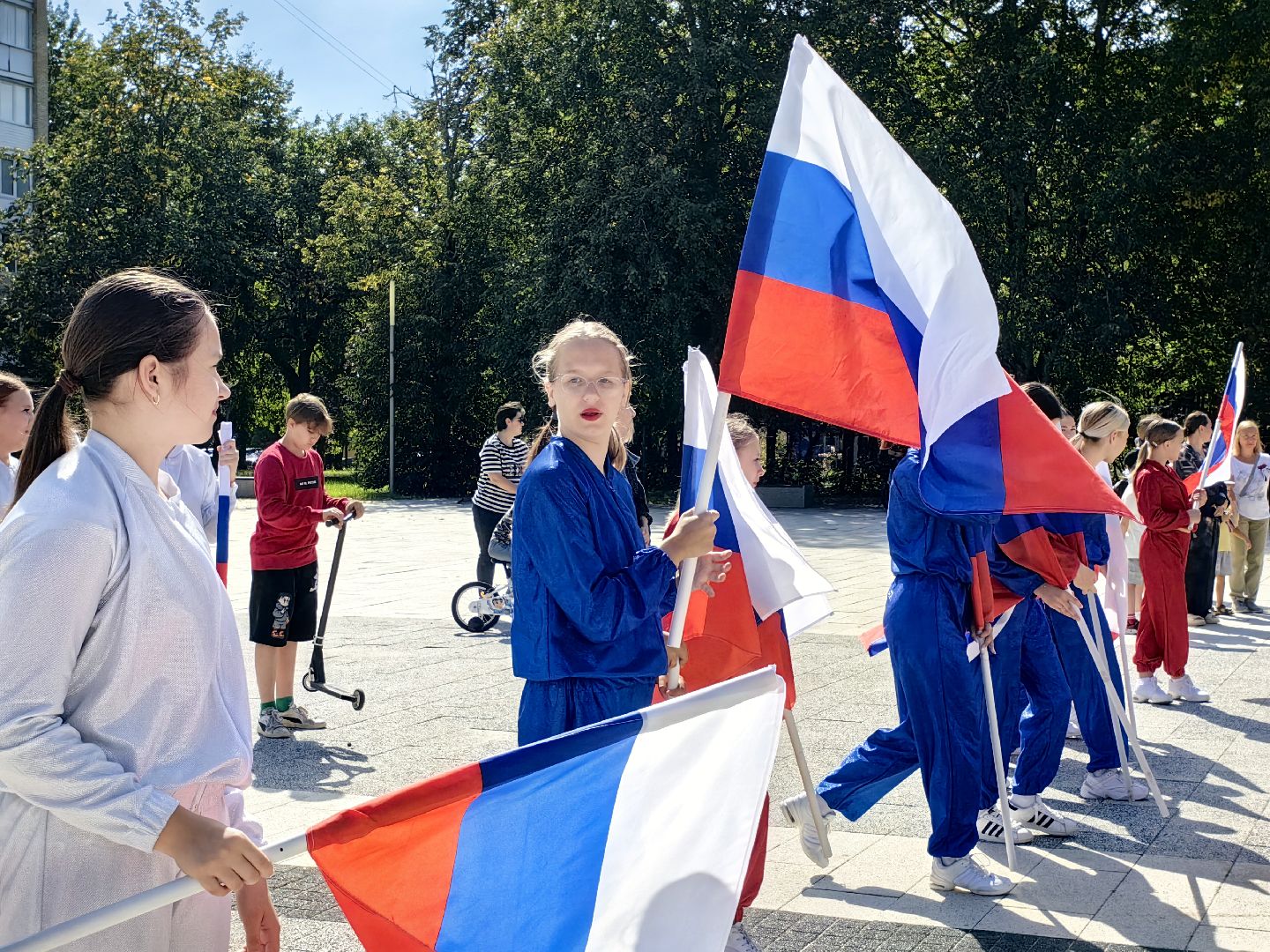 день флага россии, ленточки Триколор, велопробег, конкурсе рисунков, космонавты, мкс, флешмоб,