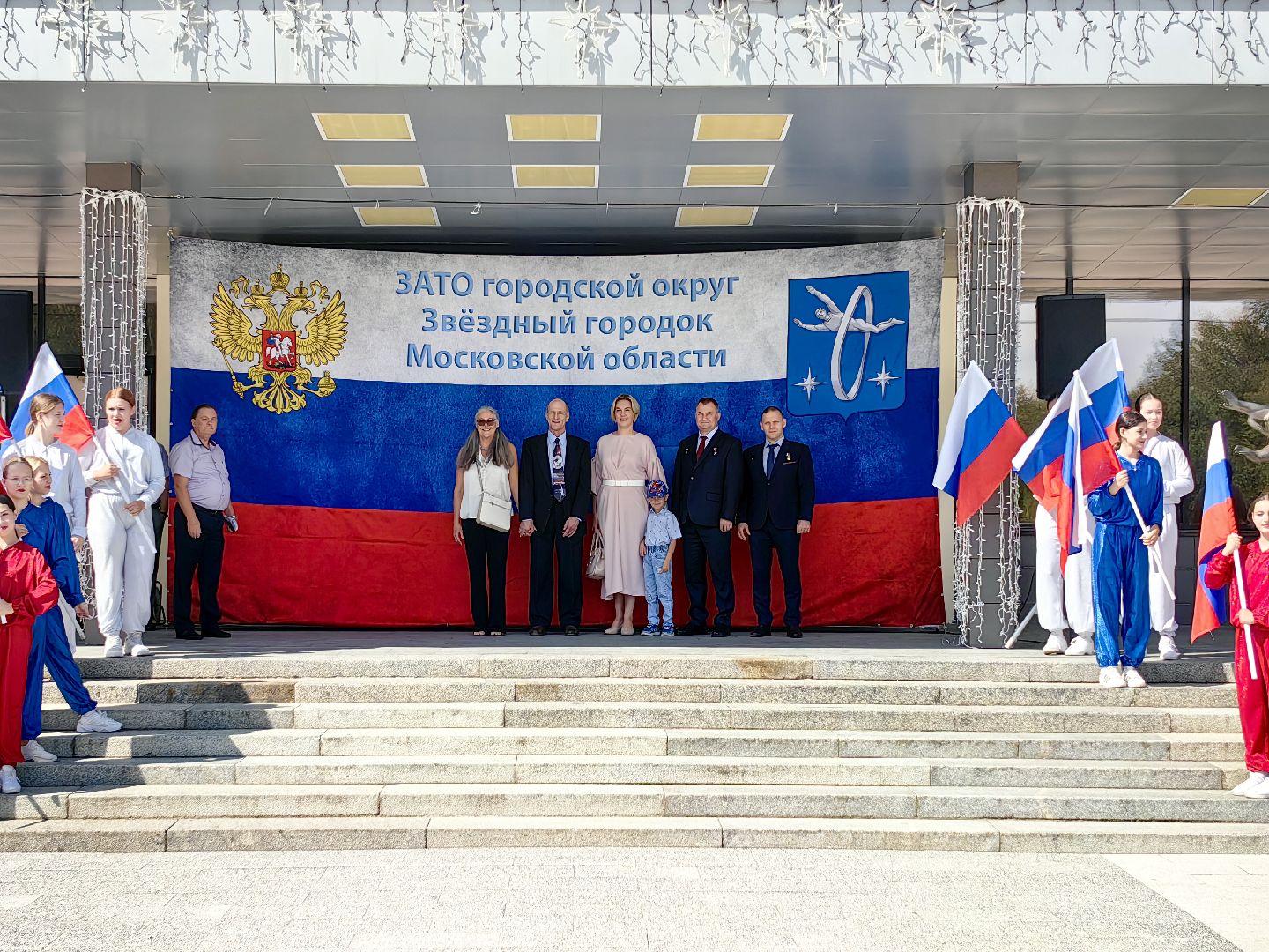 день флага россии, ленточки Триколор, велопробег, конкурсе рисунков, космонавты, мкс, флешмоб,