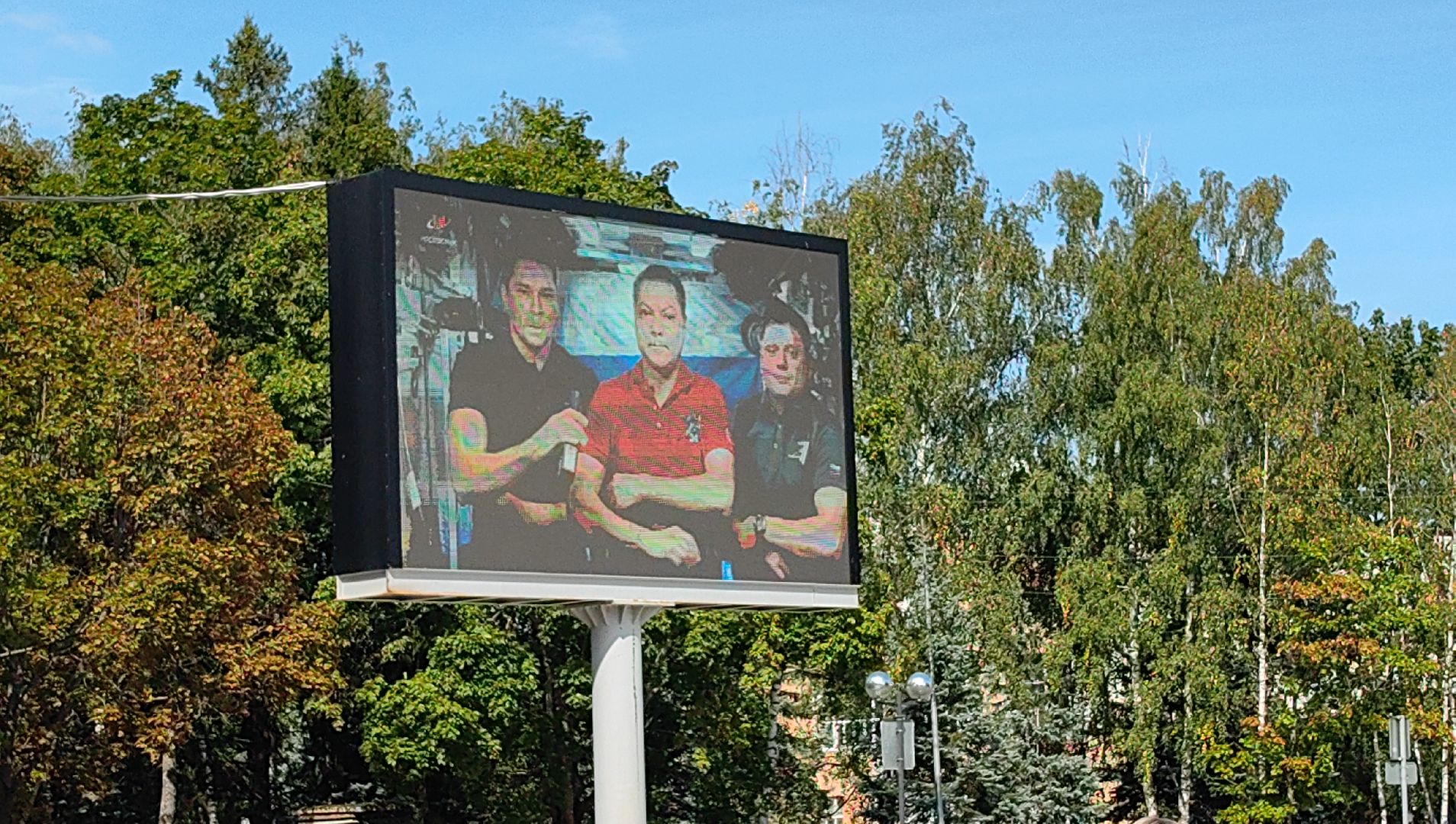 день флага россии, ленточки Триколор, велопробег, конкурсе рисунков, космонавты, мкс, флешмоб,