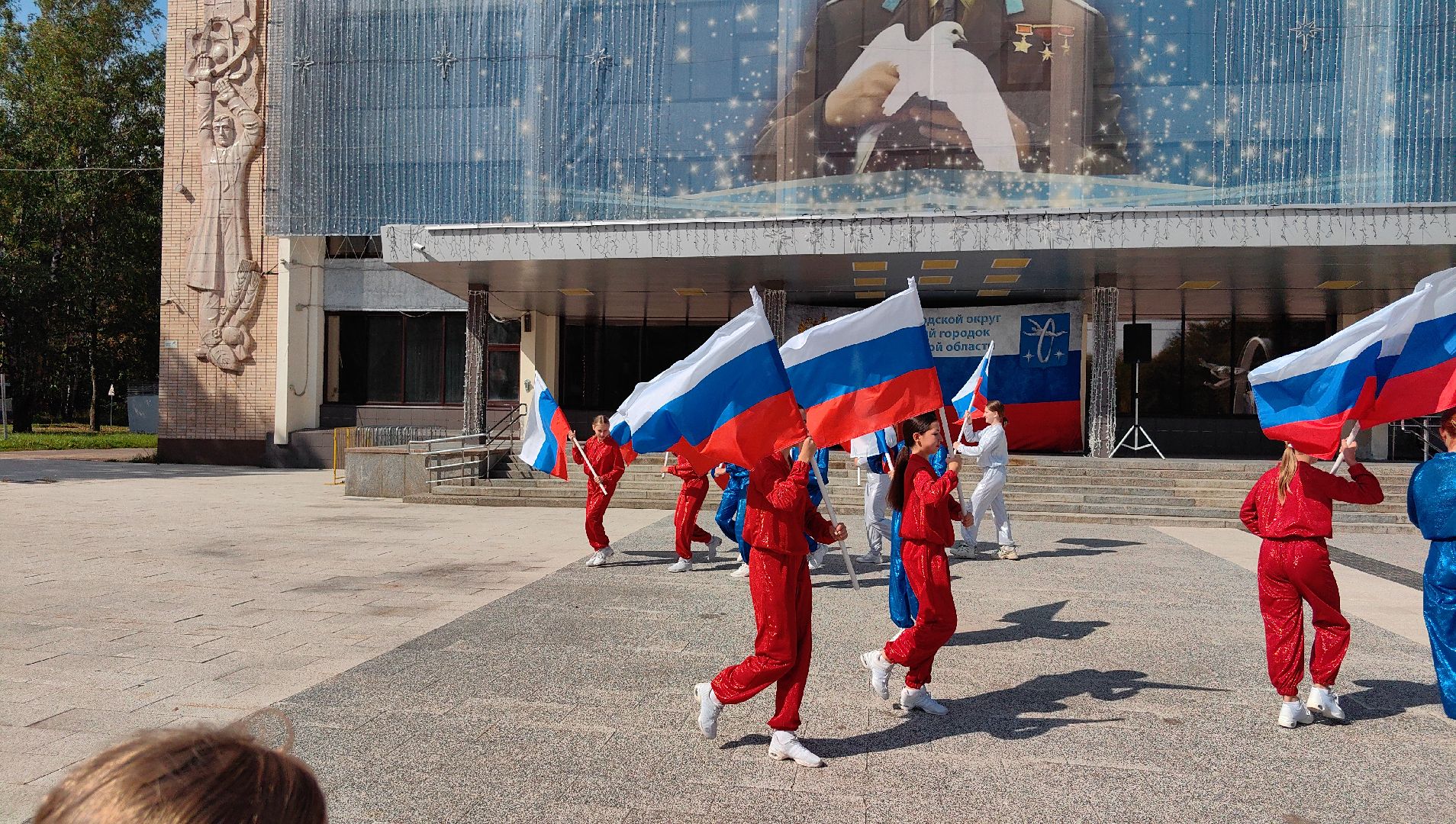 день флага россии, ленточки Триколор, велопробег, конкурсе рисунков, космонавты, мкс, флешмоб,