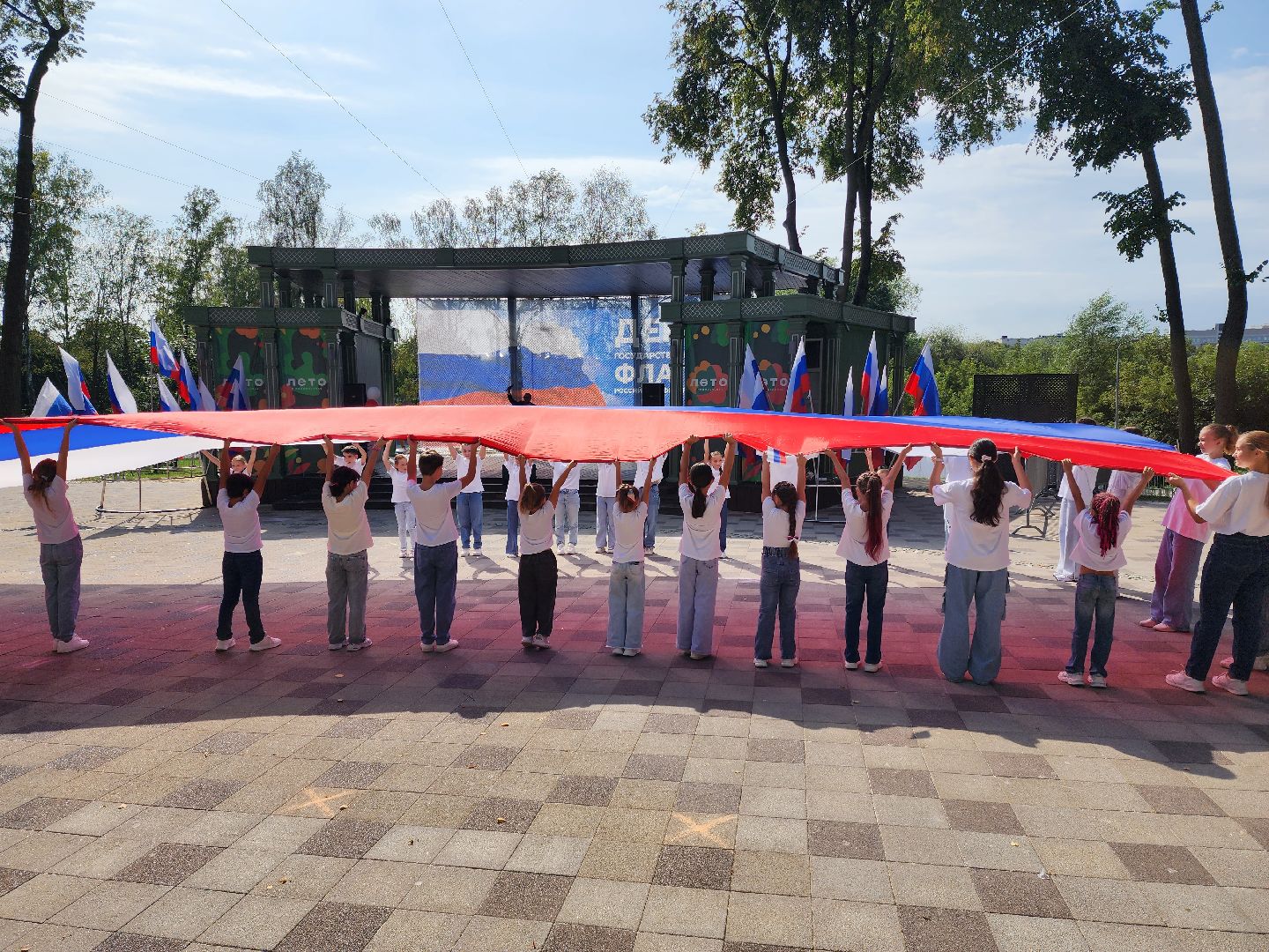 раменское, общество, день российского флага, флешмоб в парке,