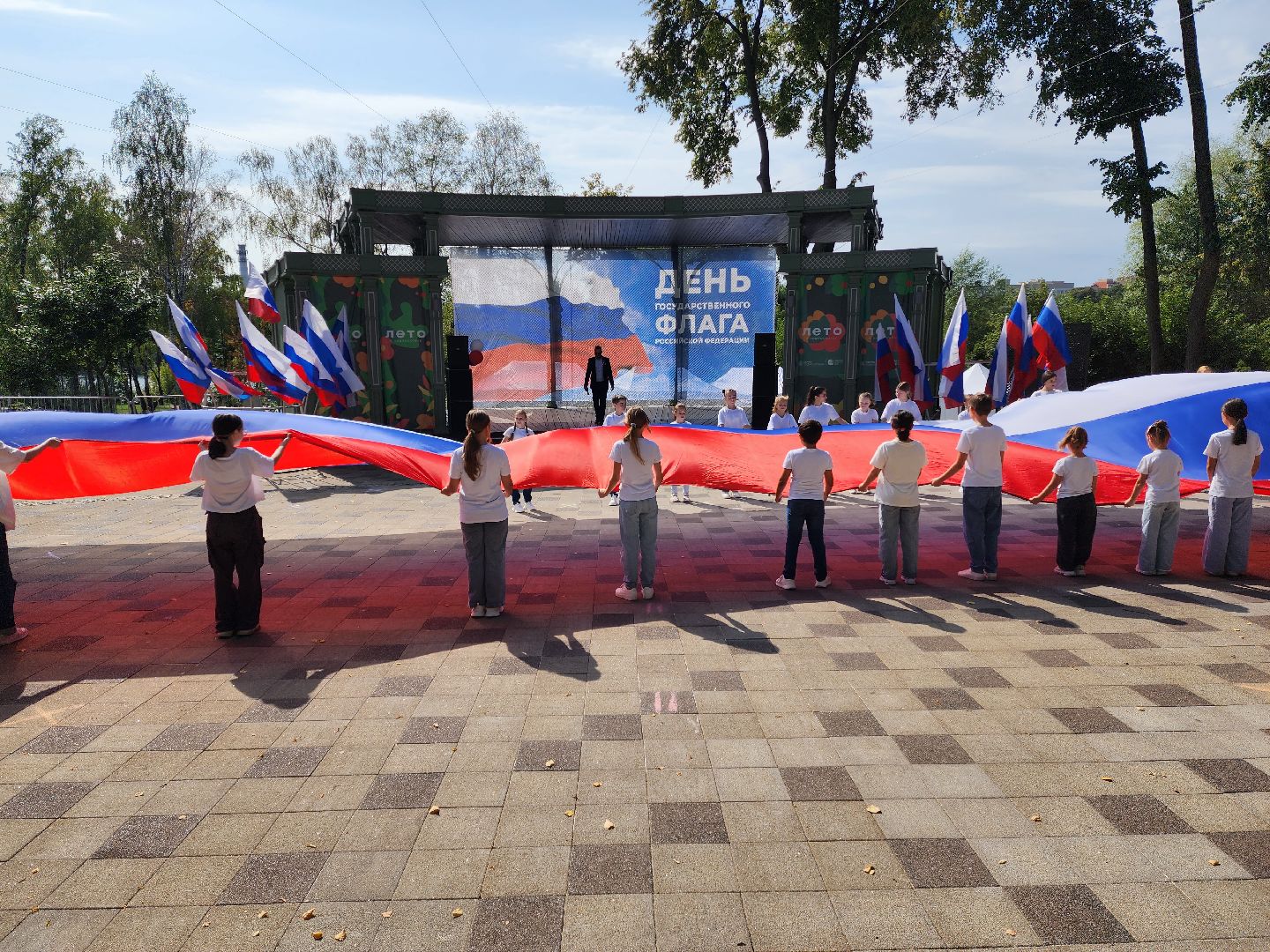раменское, общество, день российского флага, флешмоб в парке,