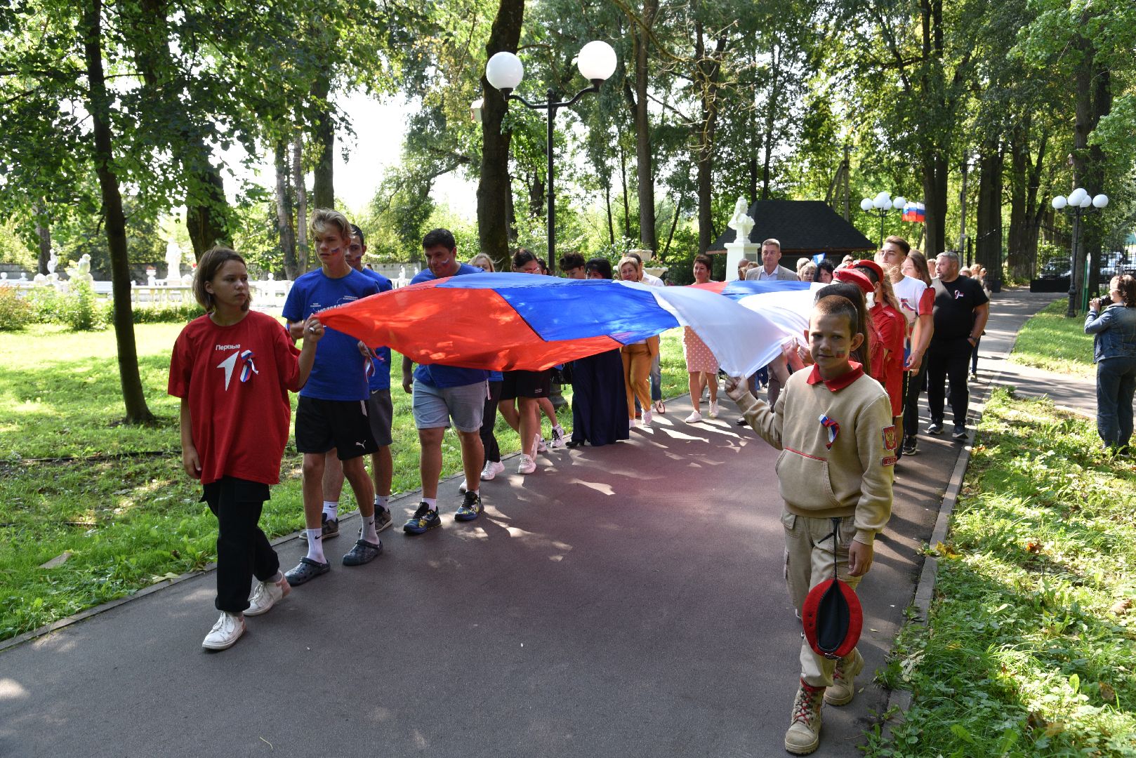 лотошино, лотошинский парк, день государственного флага россии, акция, флаг россии, парки подмосковья,