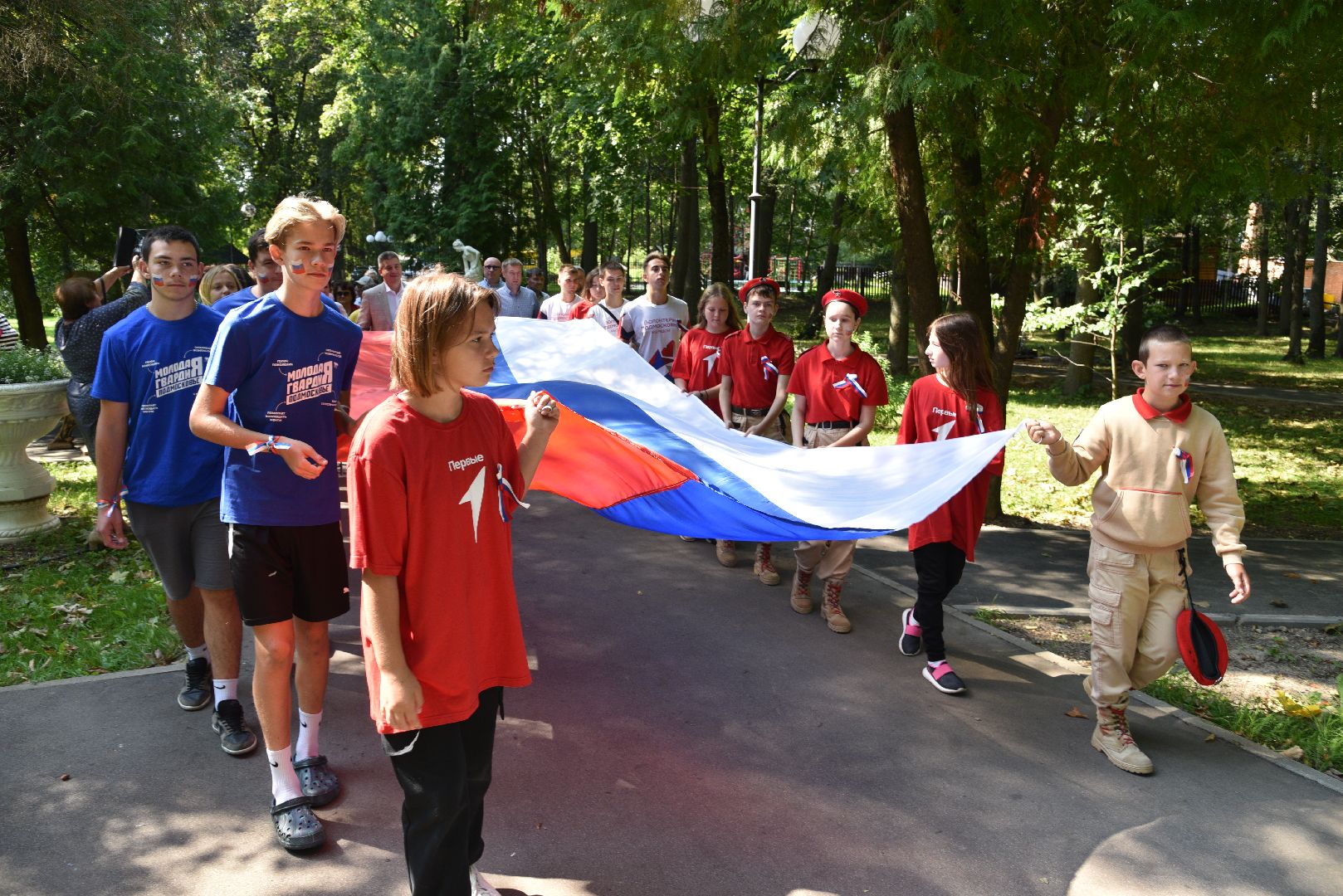 лотошино, лотошинский парк, день государственного флага россии, акция, флаг россии, парки подмосковья,