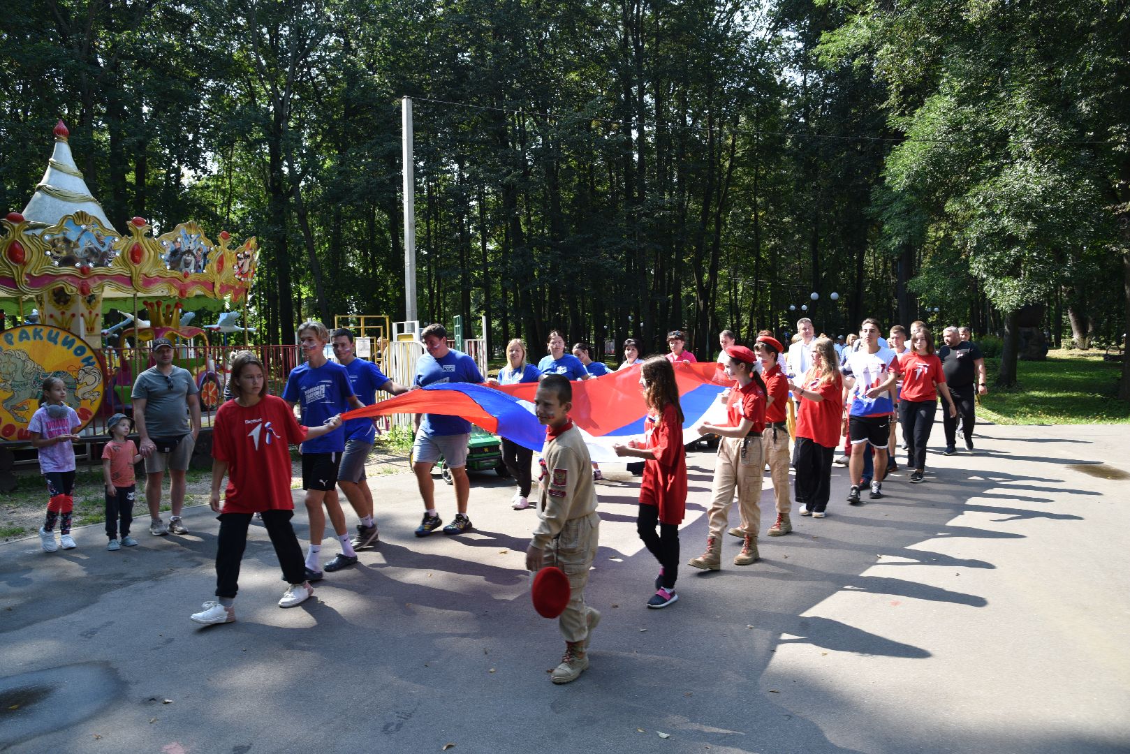 лотошино, лотошинский парк, день государственного флага россии, акция, флаг россии, парки подмосковья,