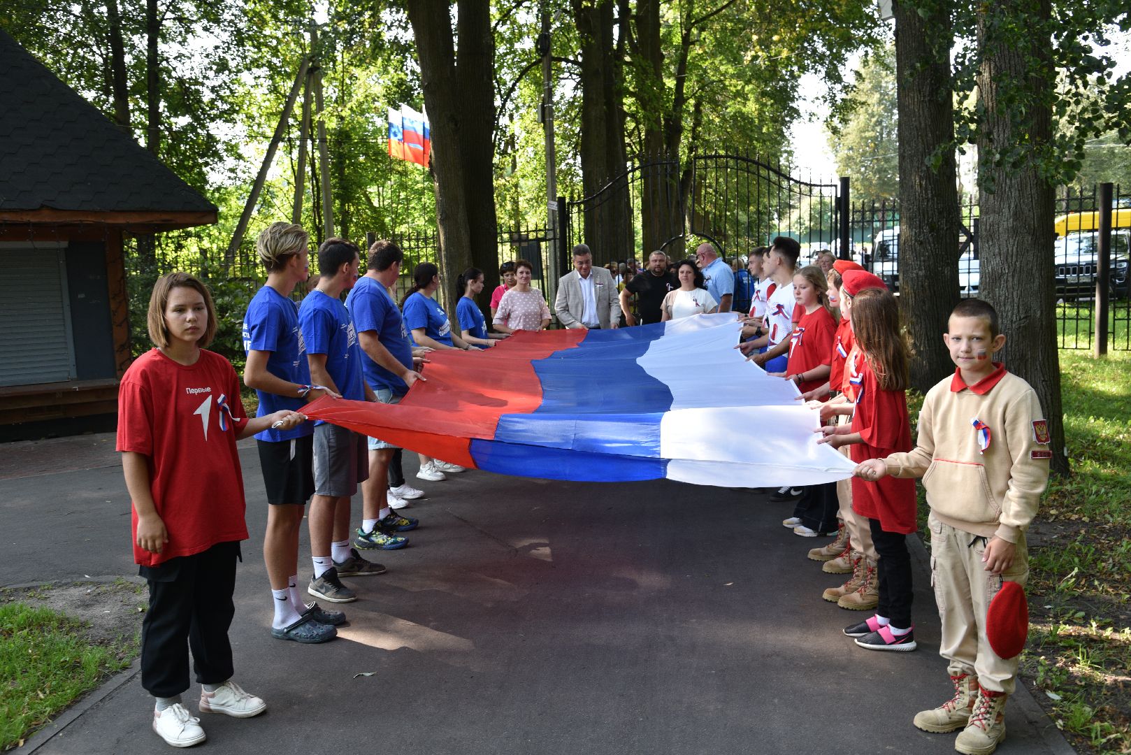 лотошино, лотошинский парк, день государственного флага россии, акция, флаг россии, парки подмосковья,