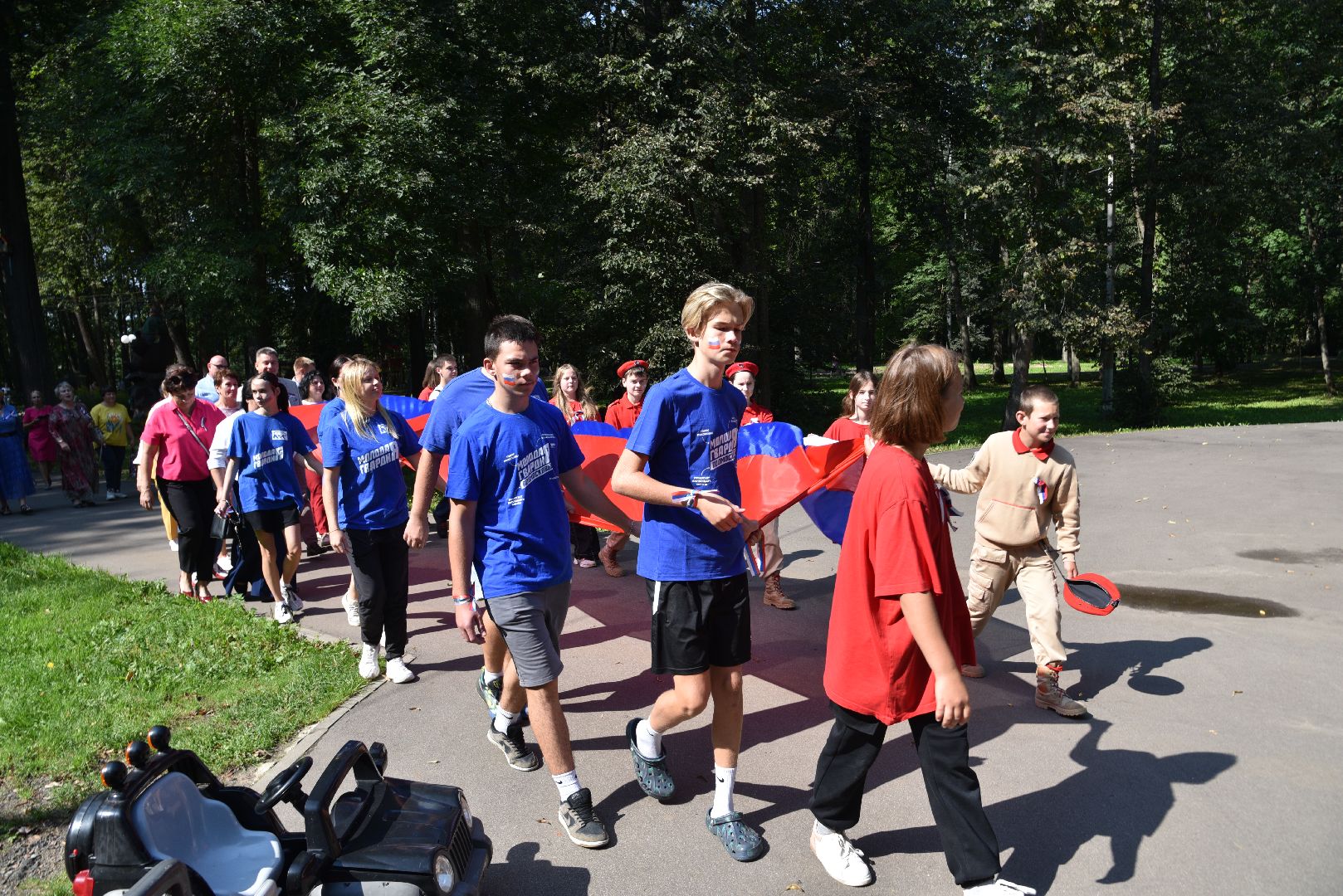 лотошино, лотошинский парк, день государственного флага россии, акция, флаг россии, парки подмосковья,
