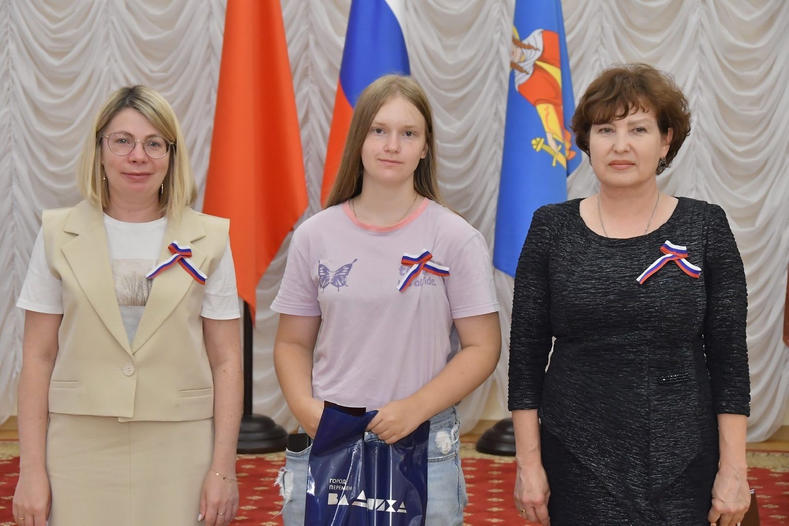 вручение паспортов, день российского флага, власиха день флага, российский триколор, 22 августа - день флага РФ,