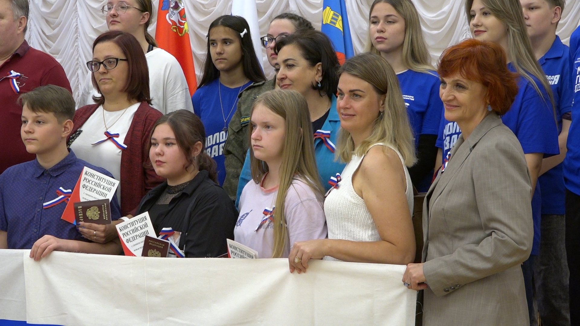 вручение паспортов, день российского флага, власиха день флага, российский триколор, 22 августа - день флага РФ,