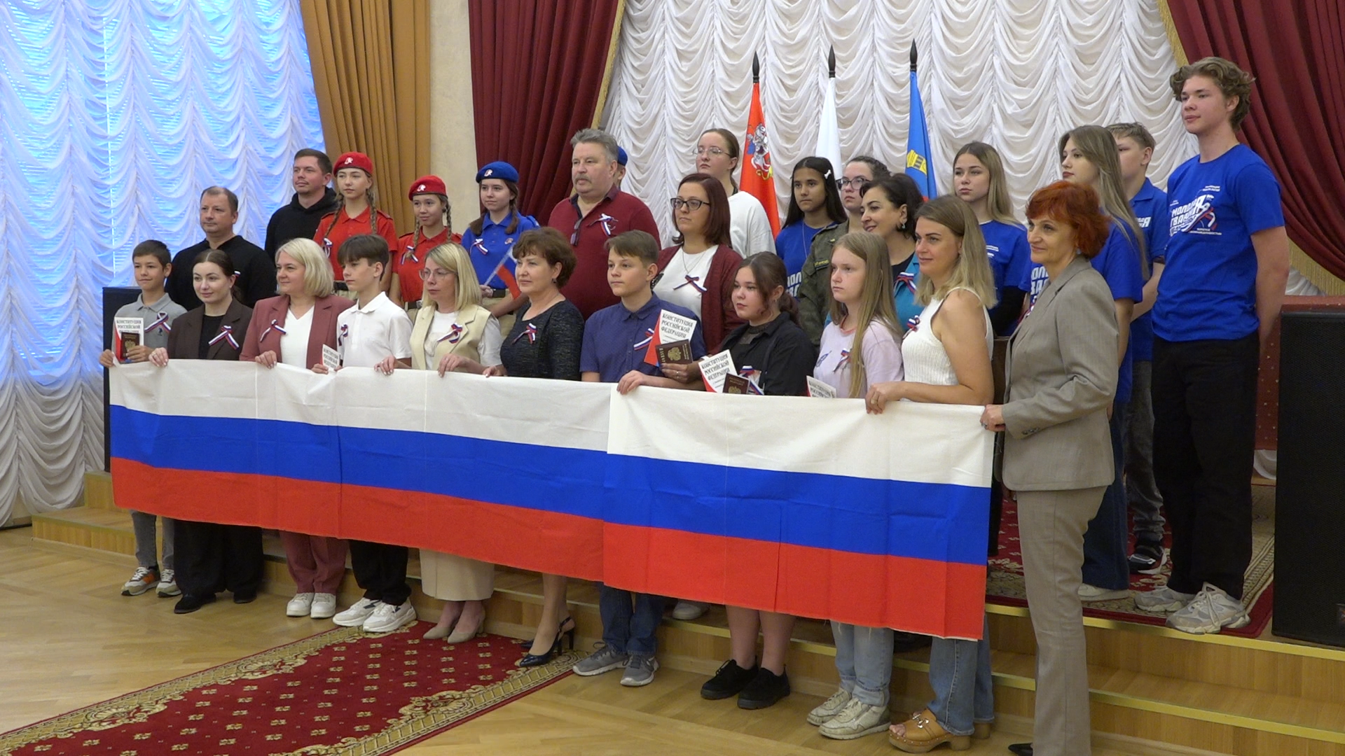 вручение паспортов, день российского флага, власиха день флага, российский триколор, 22 августа - день флага РФ,