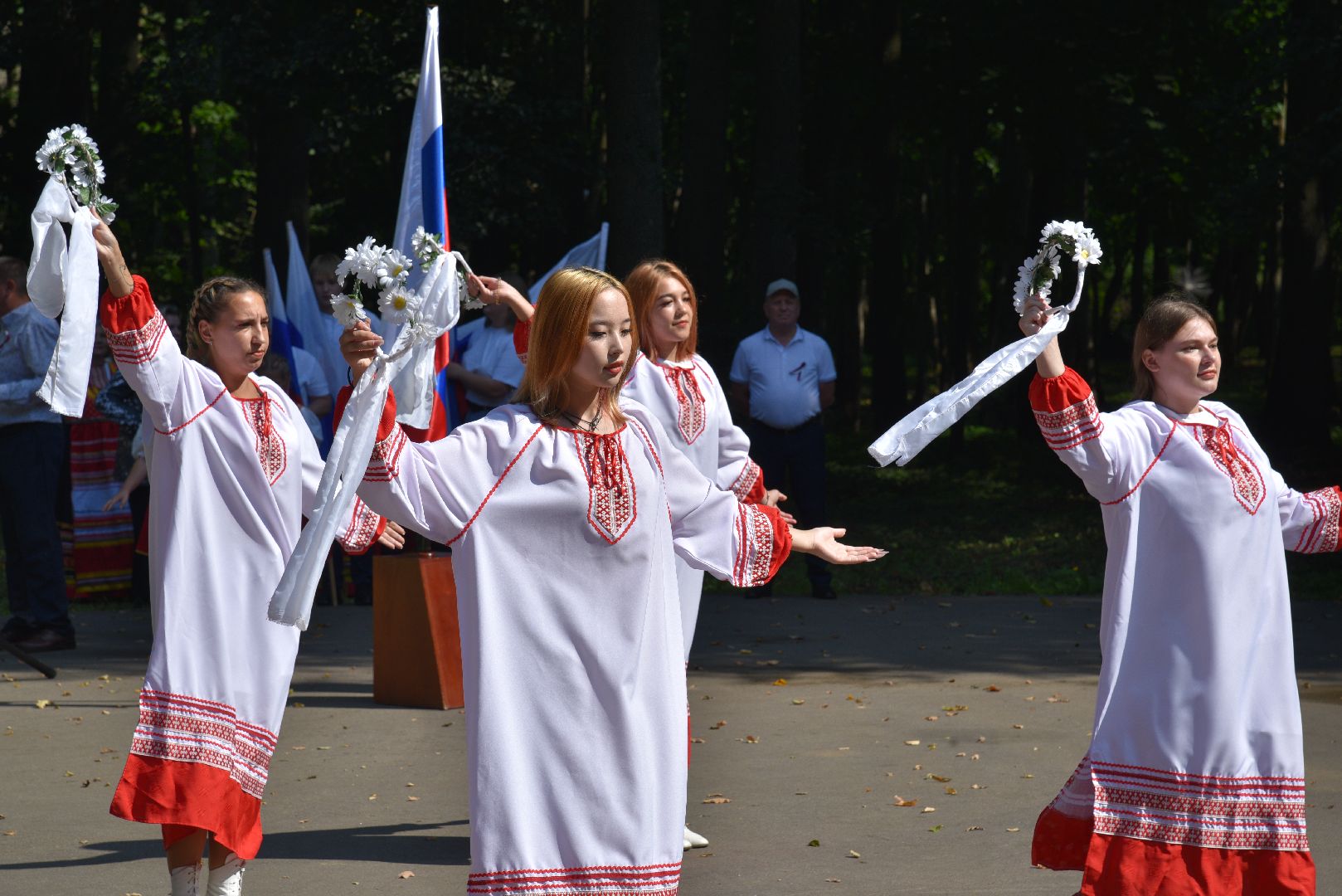лотошино, день флага россии, день государственного флага россии, парки подмосковья, лотошинский парк, концерт,
