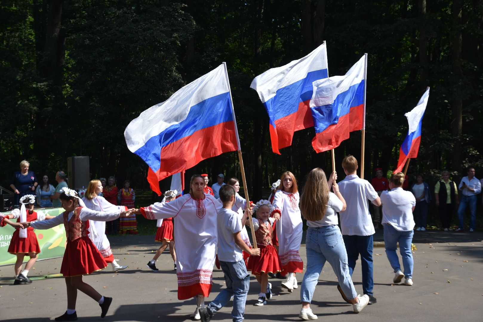 лотошино, день флага россии, день государственного флага россии, парки подмосковья, лотошинский парк, концерт,