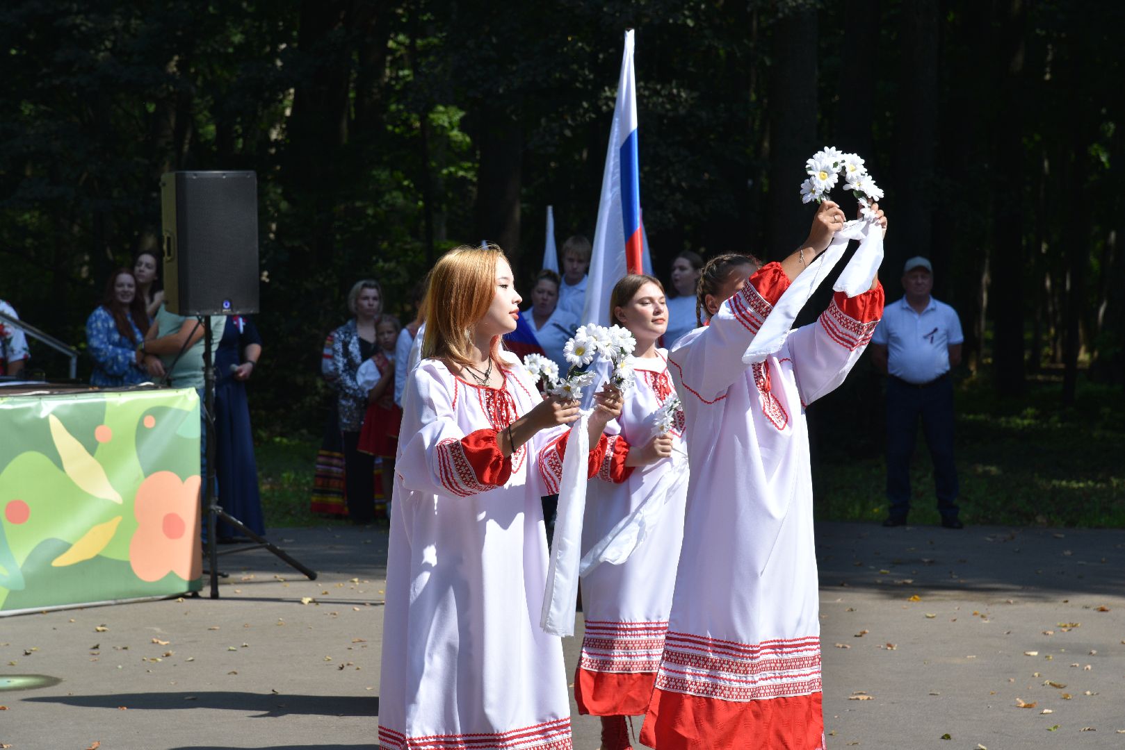 лотошино, день флага россии, день государственного флага россии, парки подмосковья, лотошинский парк, концерт,