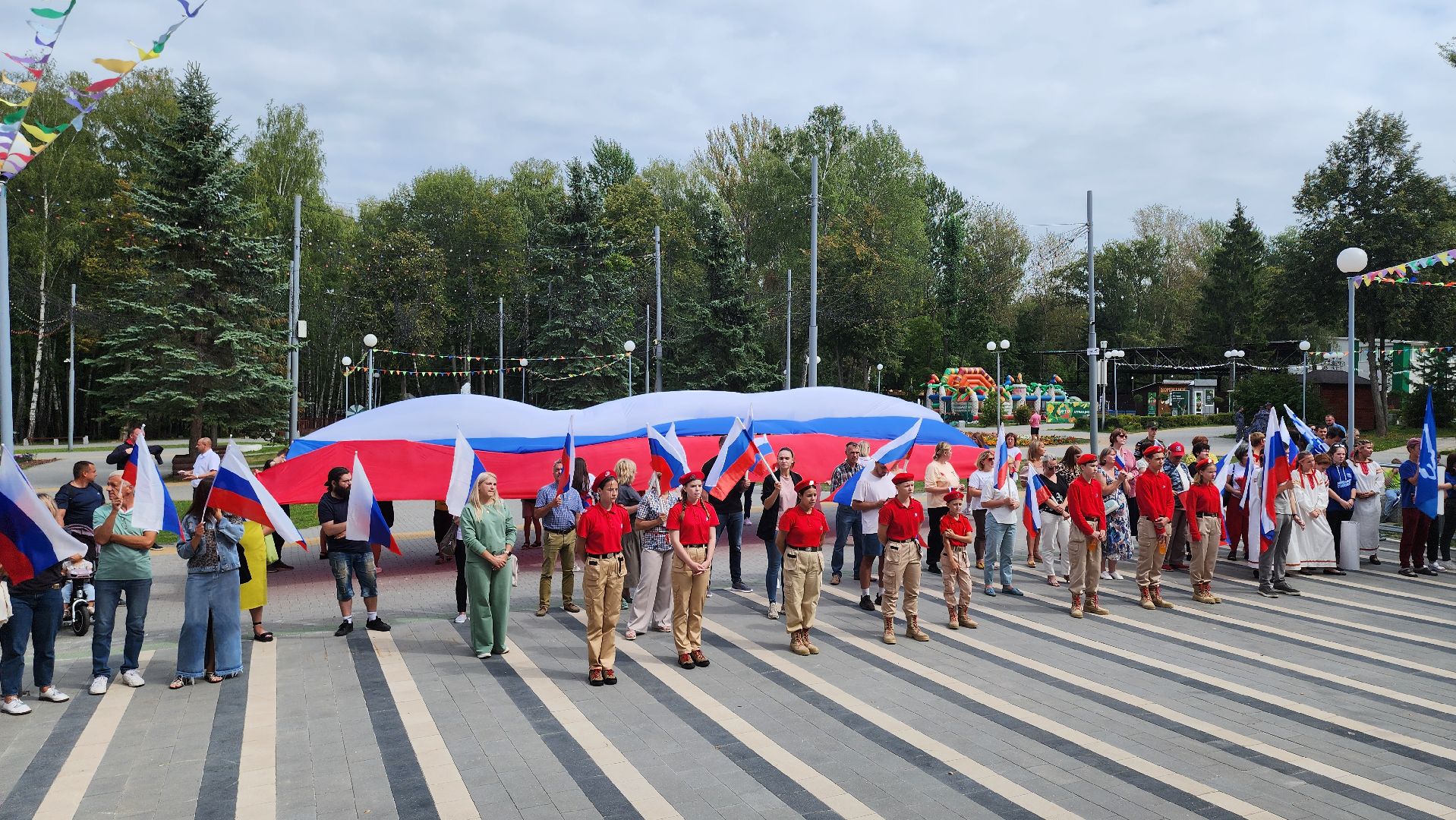 кашира, парк, праздник, день государственного флага, концерт,