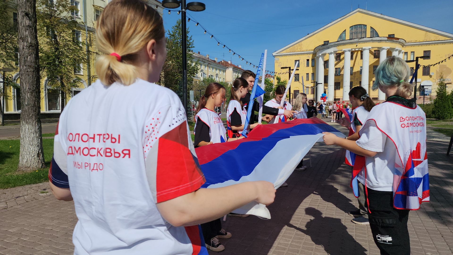 день флага, день флага россии, автопробег, автопробег с государственными флагами, электросталь, жители города, мой город, акция, патриотическая акция,