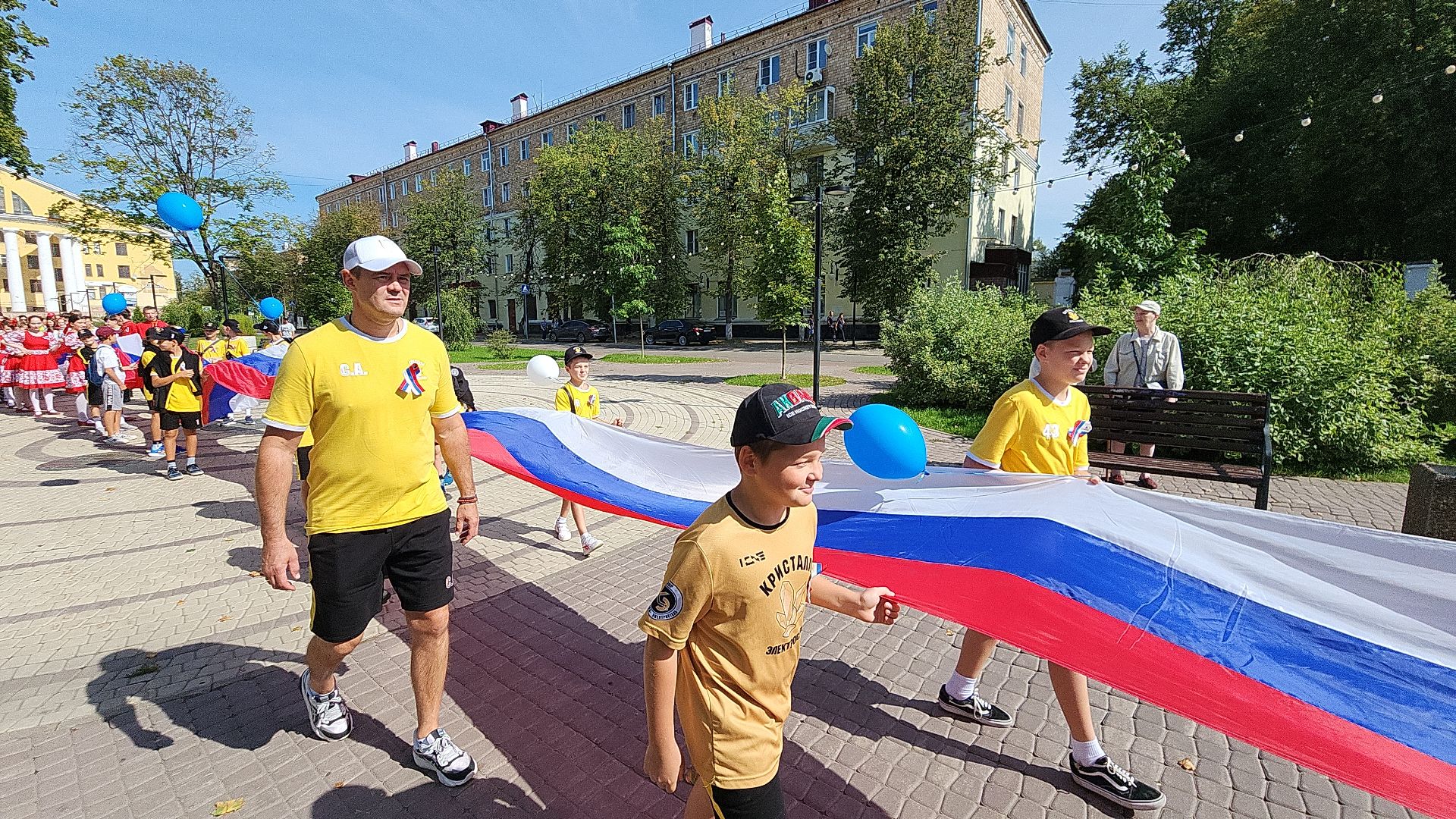 день флага, день флага россии, автопробег, автопробег с государственными флагами, электросталь, жители города, мой город, акция, патриотическая акция,