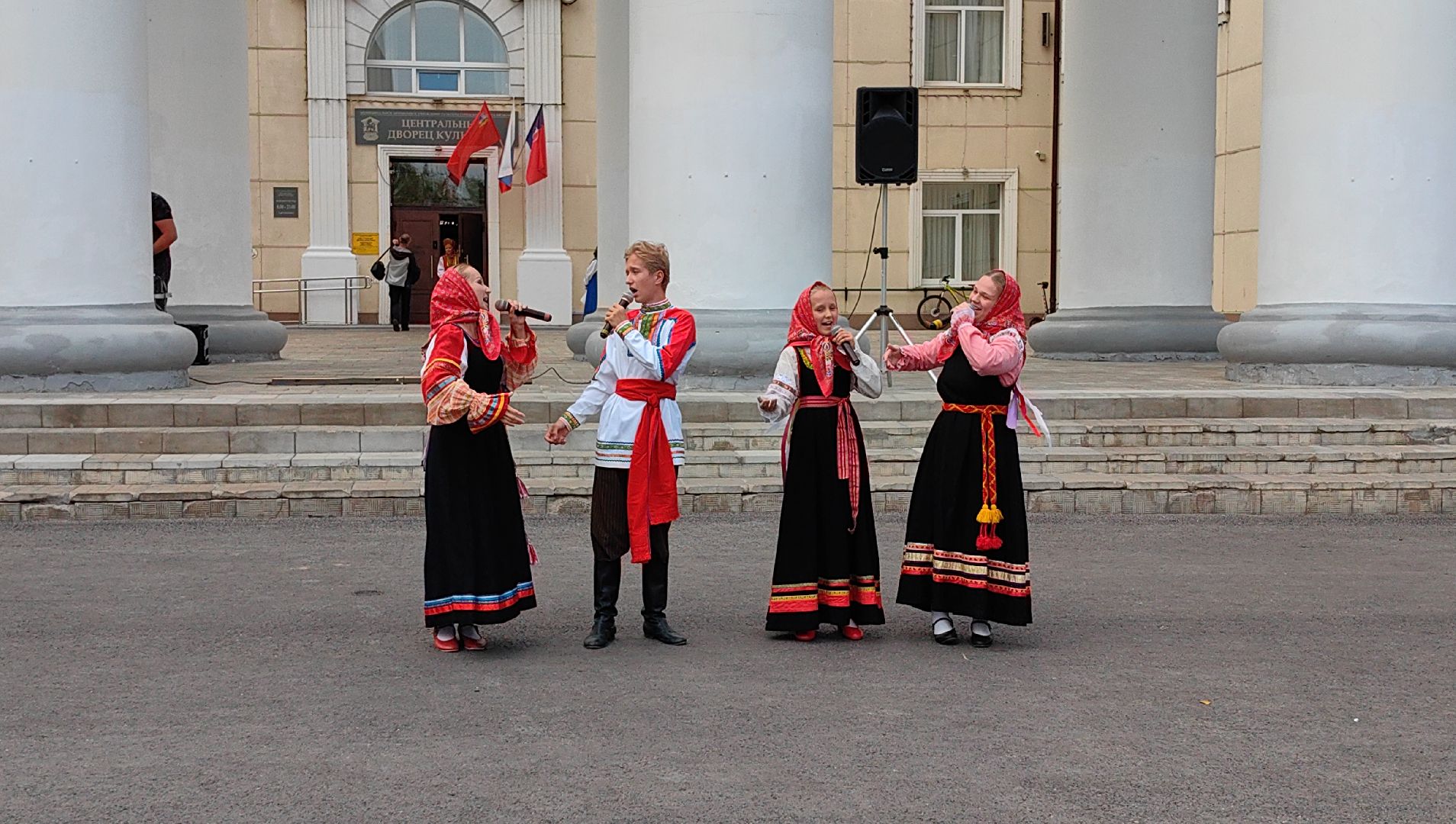 день флага россии, единство народов, символ, герои, выставка, жены героев, маскировочная сеть, окопные свечи,