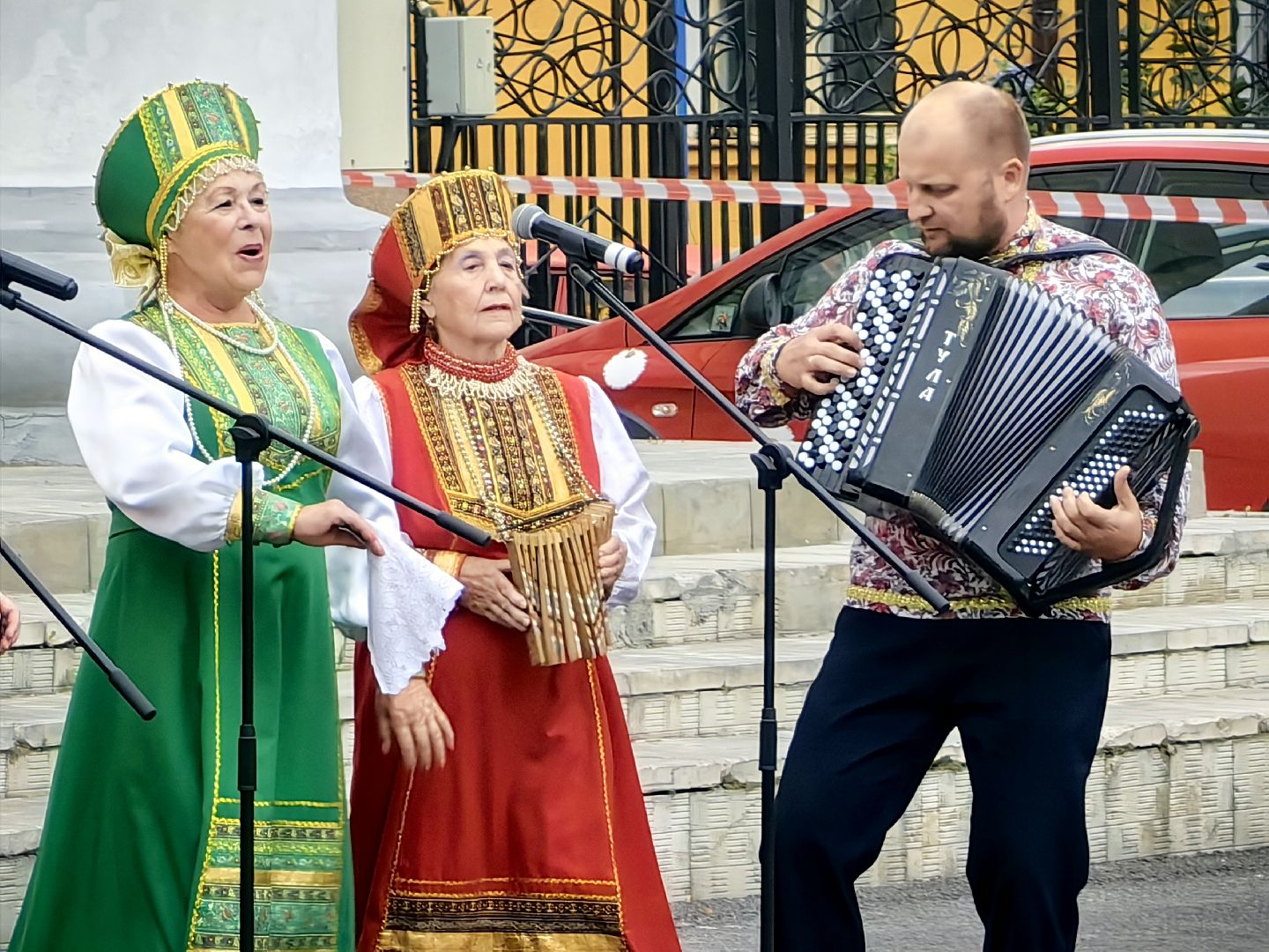 день флага россии, единство народов, символ, герои, выставка, жены героев, маскировочная сеть, окопные свечи,