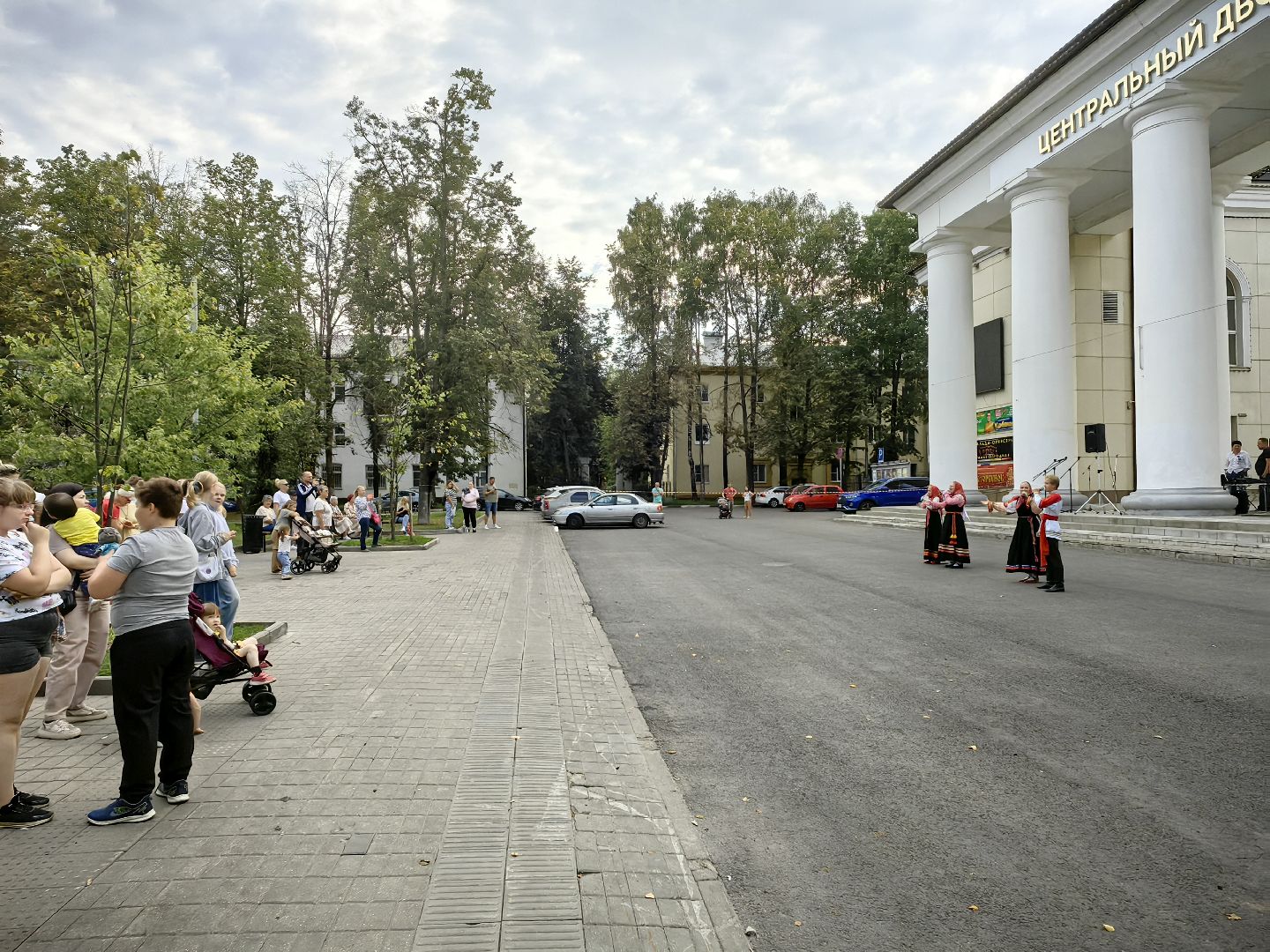 день флага россии, единство народов, символ, герои, выставка, жены героев, маскировочная сеть, окопные свечи,