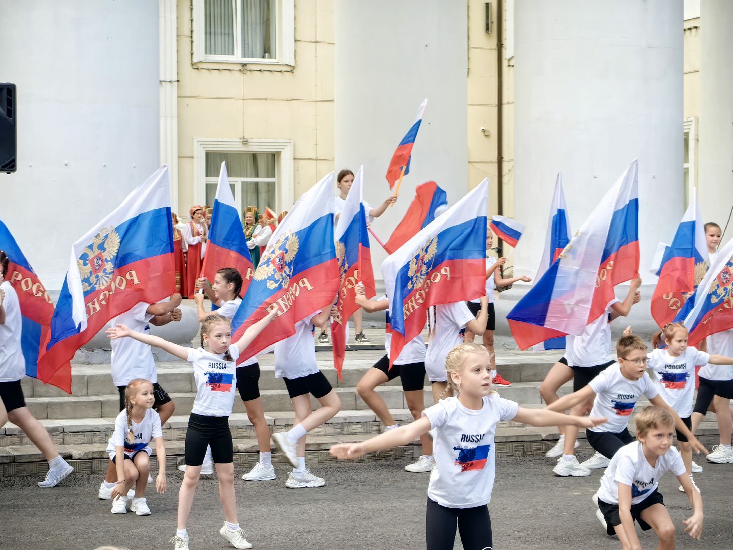 день флага россии, единство народов, символ, герои, выставка, жены героев, маскировочная сеть, окопные свечи,