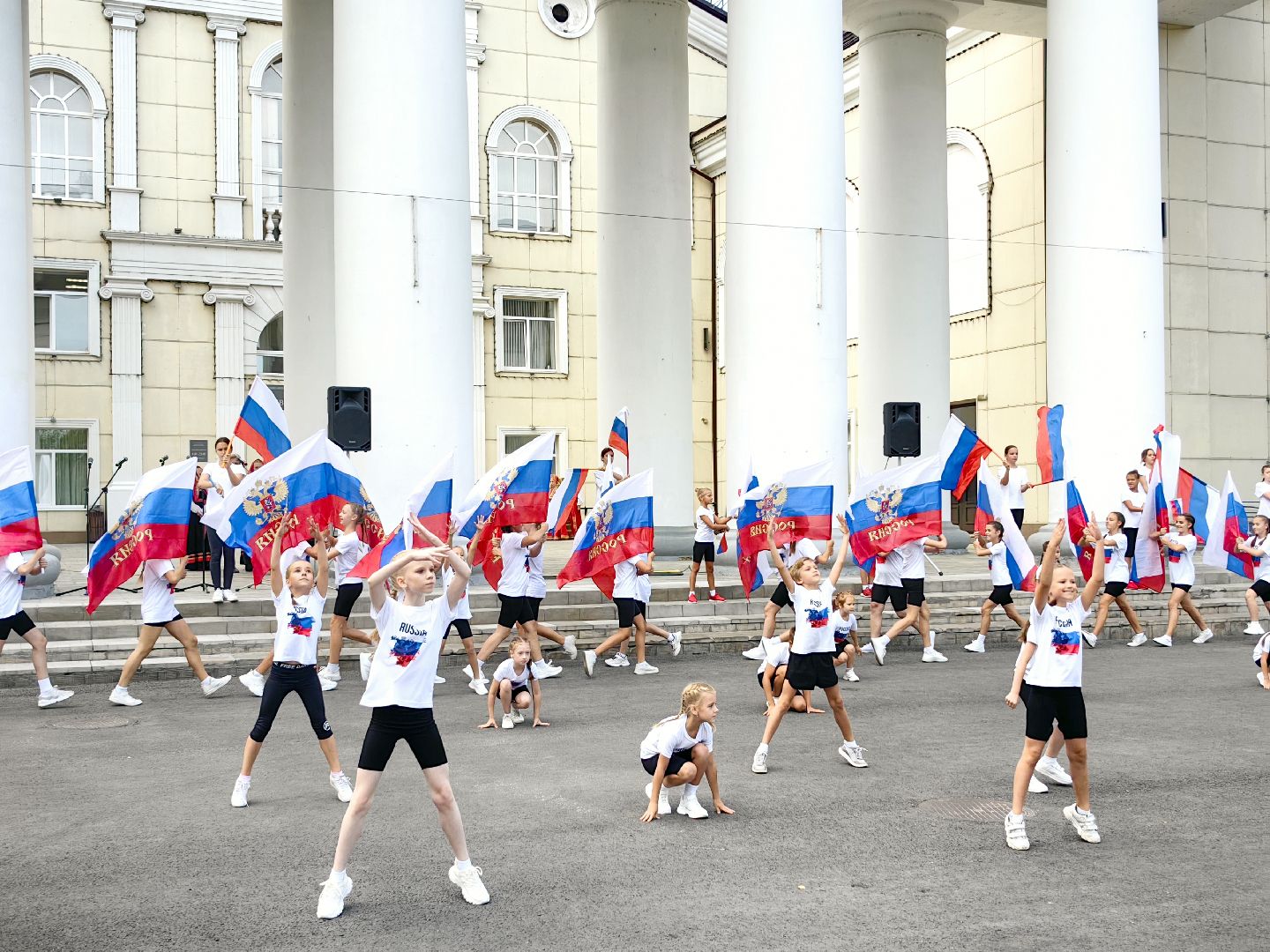 день флага россии, единство народов, символ, герои, выставка, жены героев, маскировочная сеть, окопные свечи,