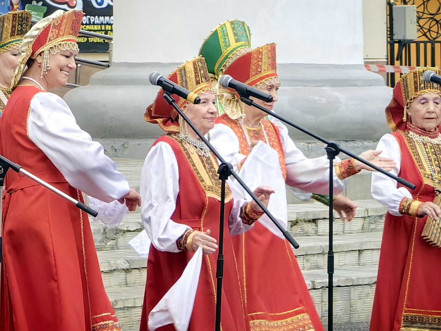 день флага россии, единство народов, символ, герои, выставка, жены героев, маскировочная сеть, окопные свечи,
